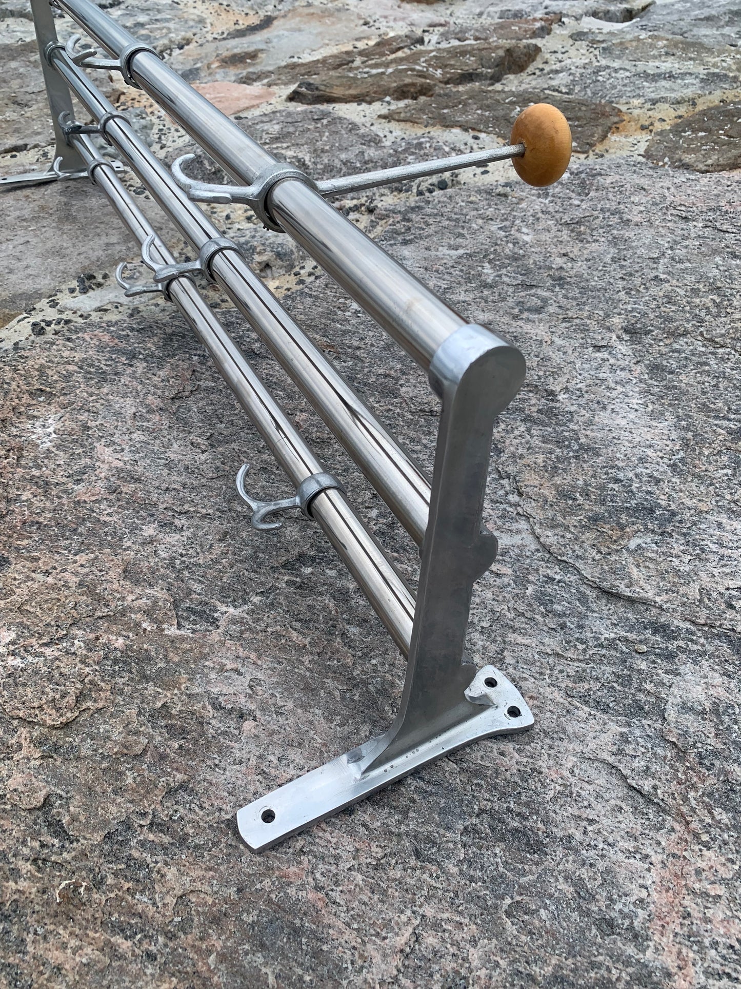 Hylla med hattkrok - Designad av Gunnar Bolin år 1937