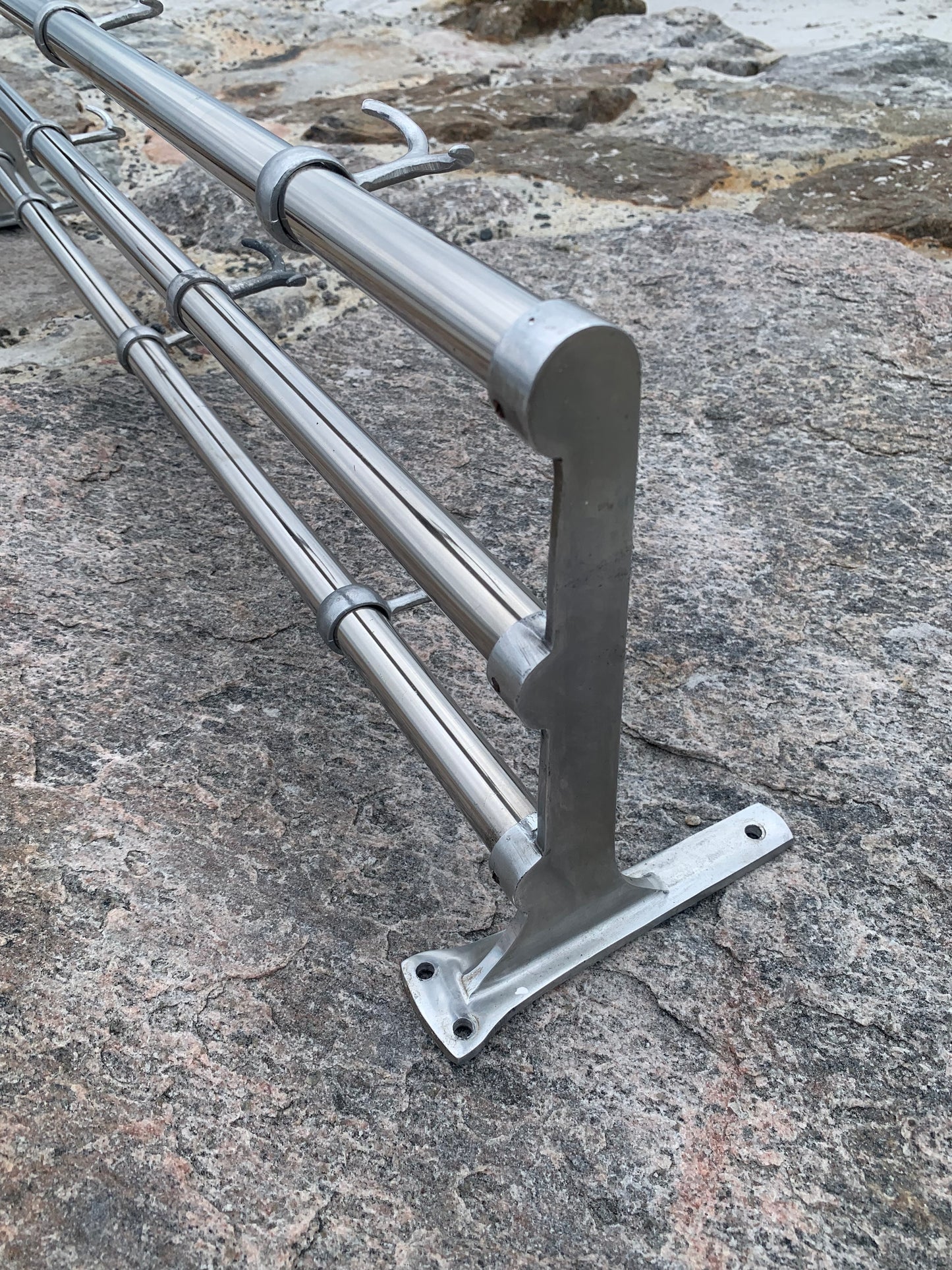 Hylla med hattkrok - Designad av Gunnar Bolin år 1937