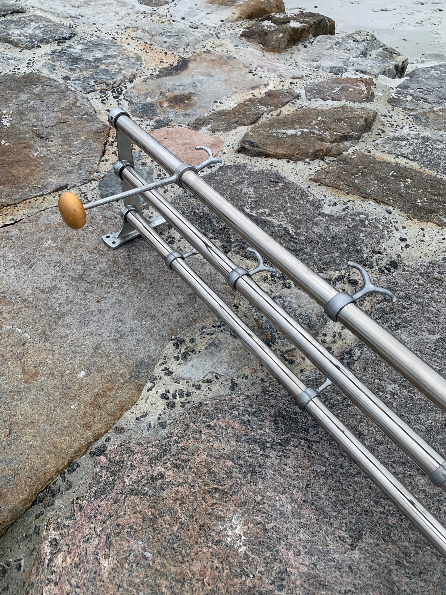 Hylla med hattkrok - Designad av Gunnar Bolin år 1937
