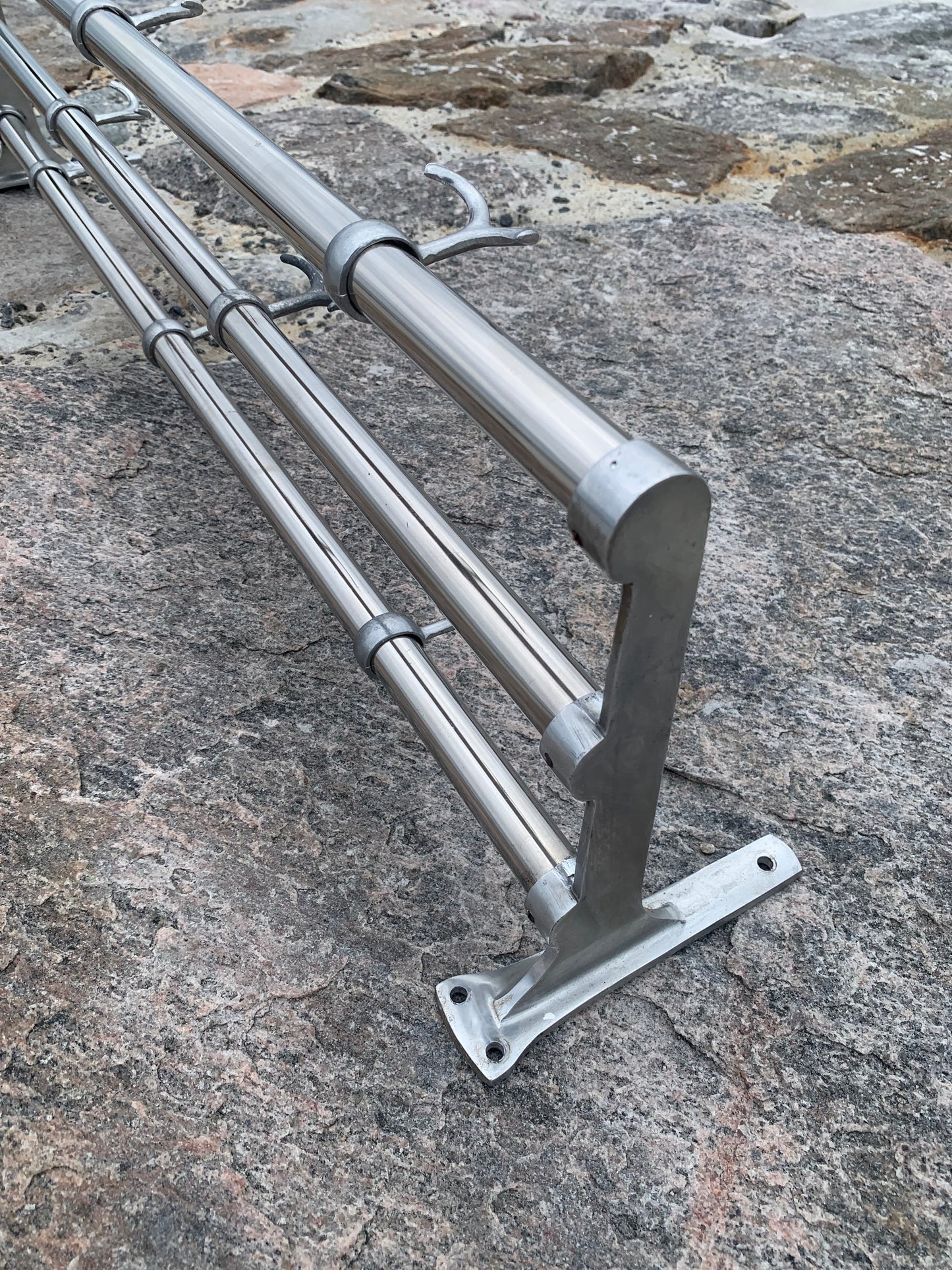 Hylla med hattkrok - Designad av Gunnar Bolin år 1937