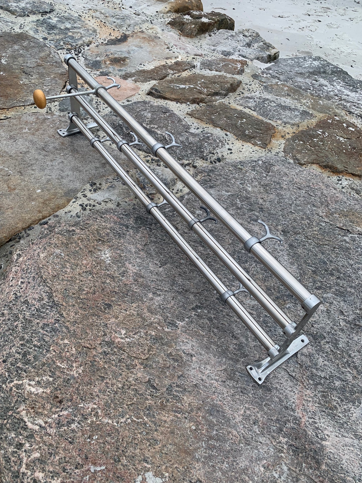 Hylla med hattkrok - Designad av Gunnar Bolin år 1937