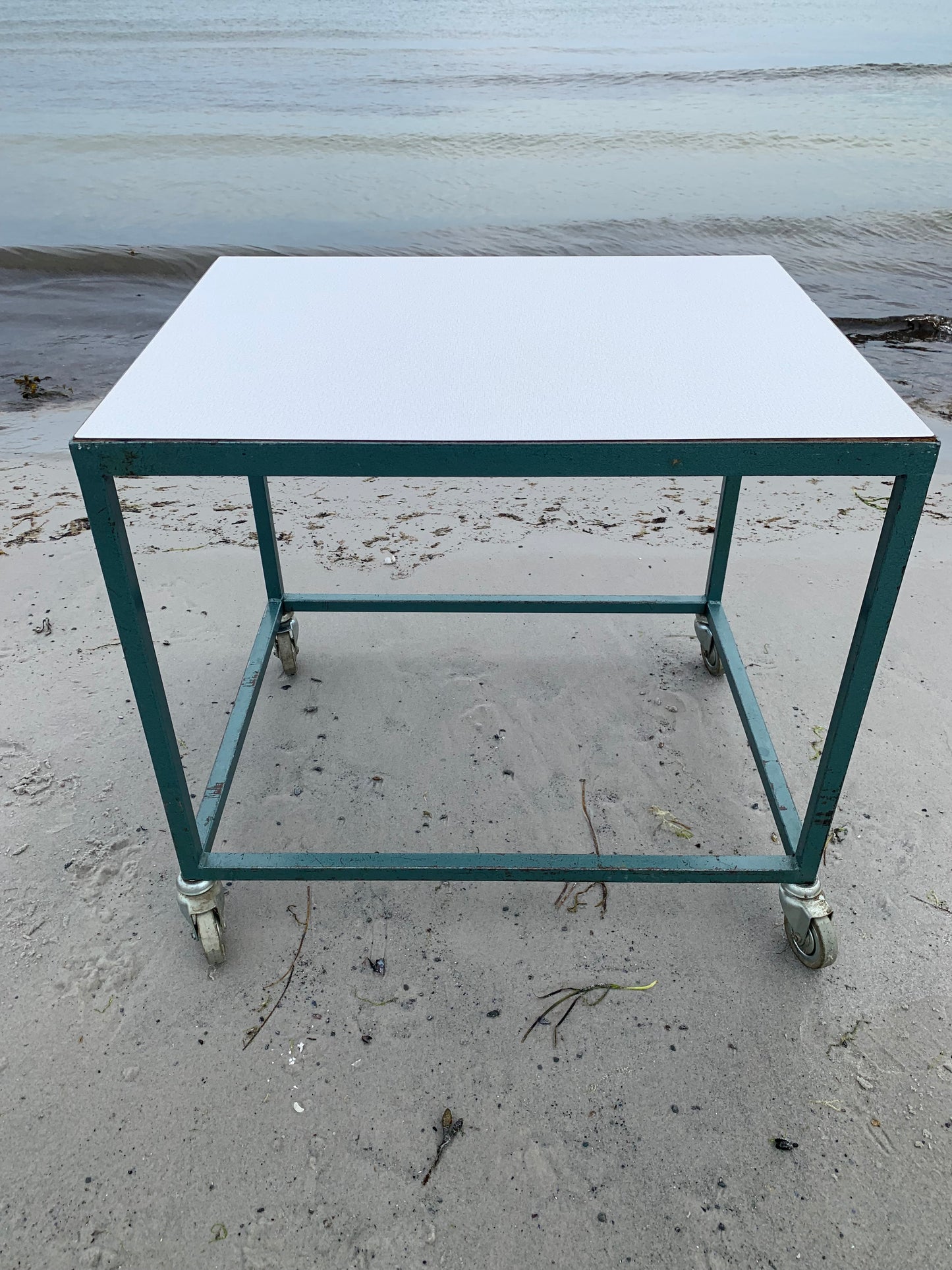 Industriellt bord med hjul