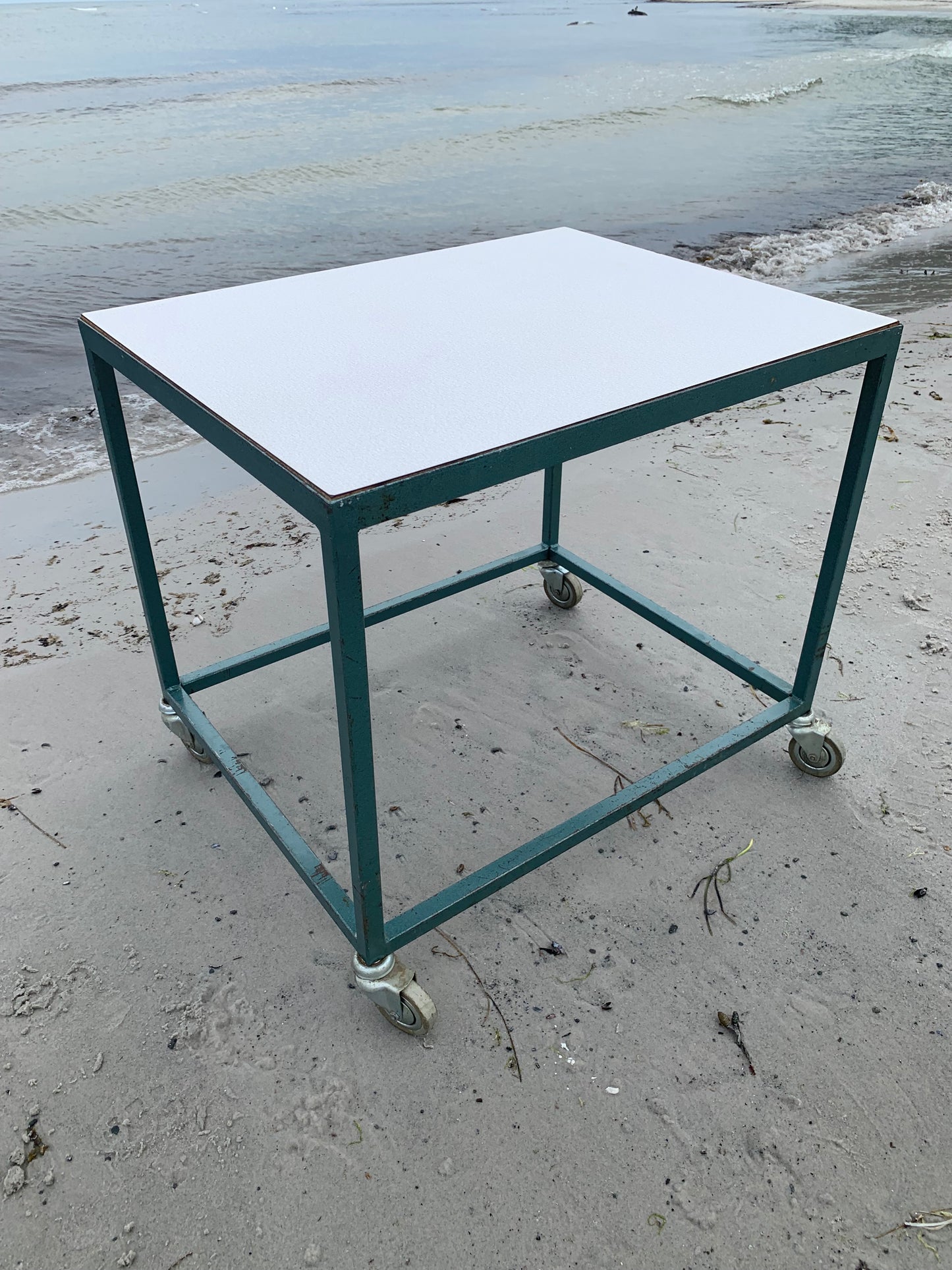 Industriellt bord med hjul