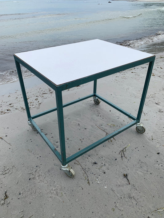 Industriellt bord med hjul