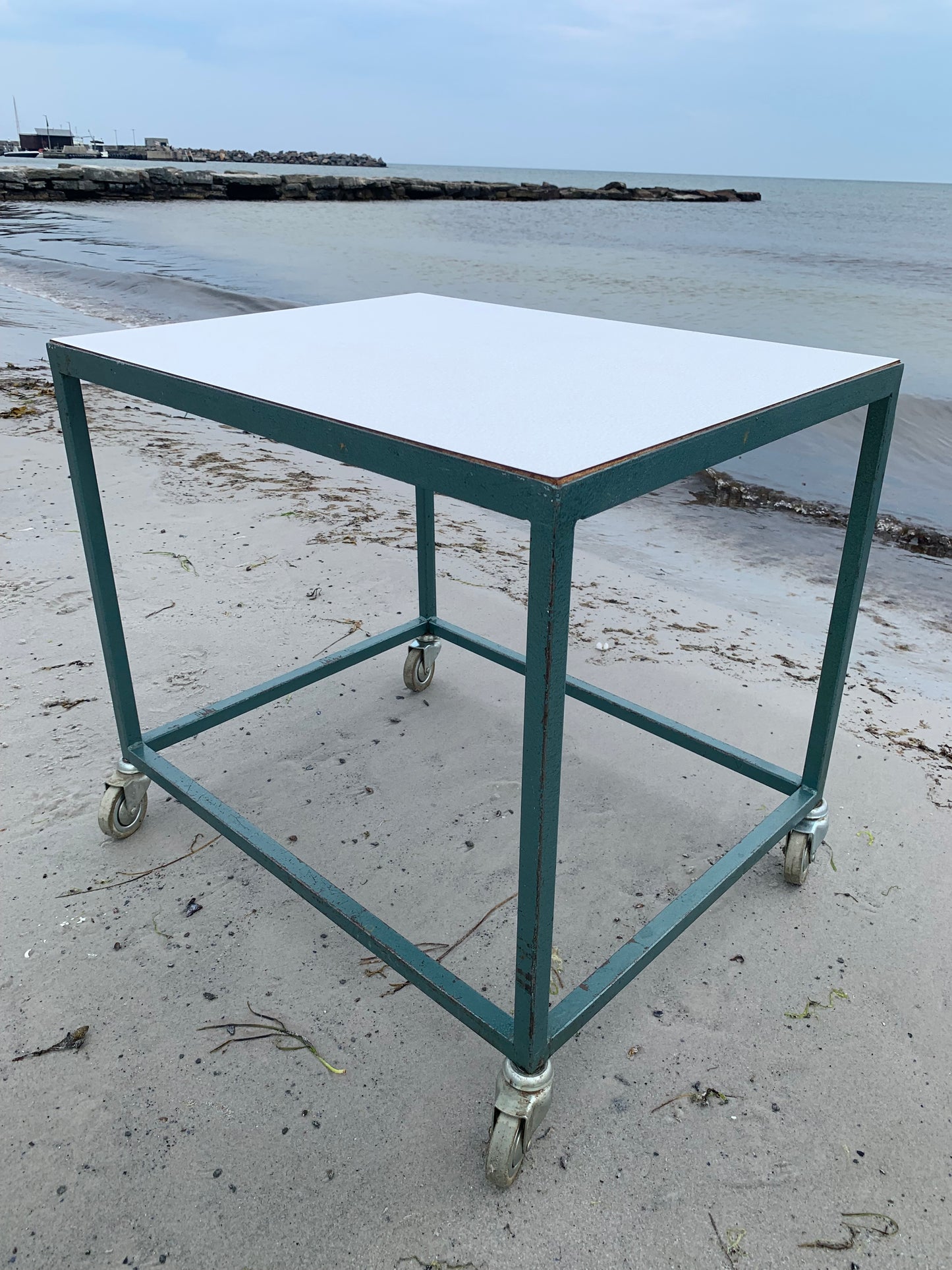 Industriellt bord med hjul