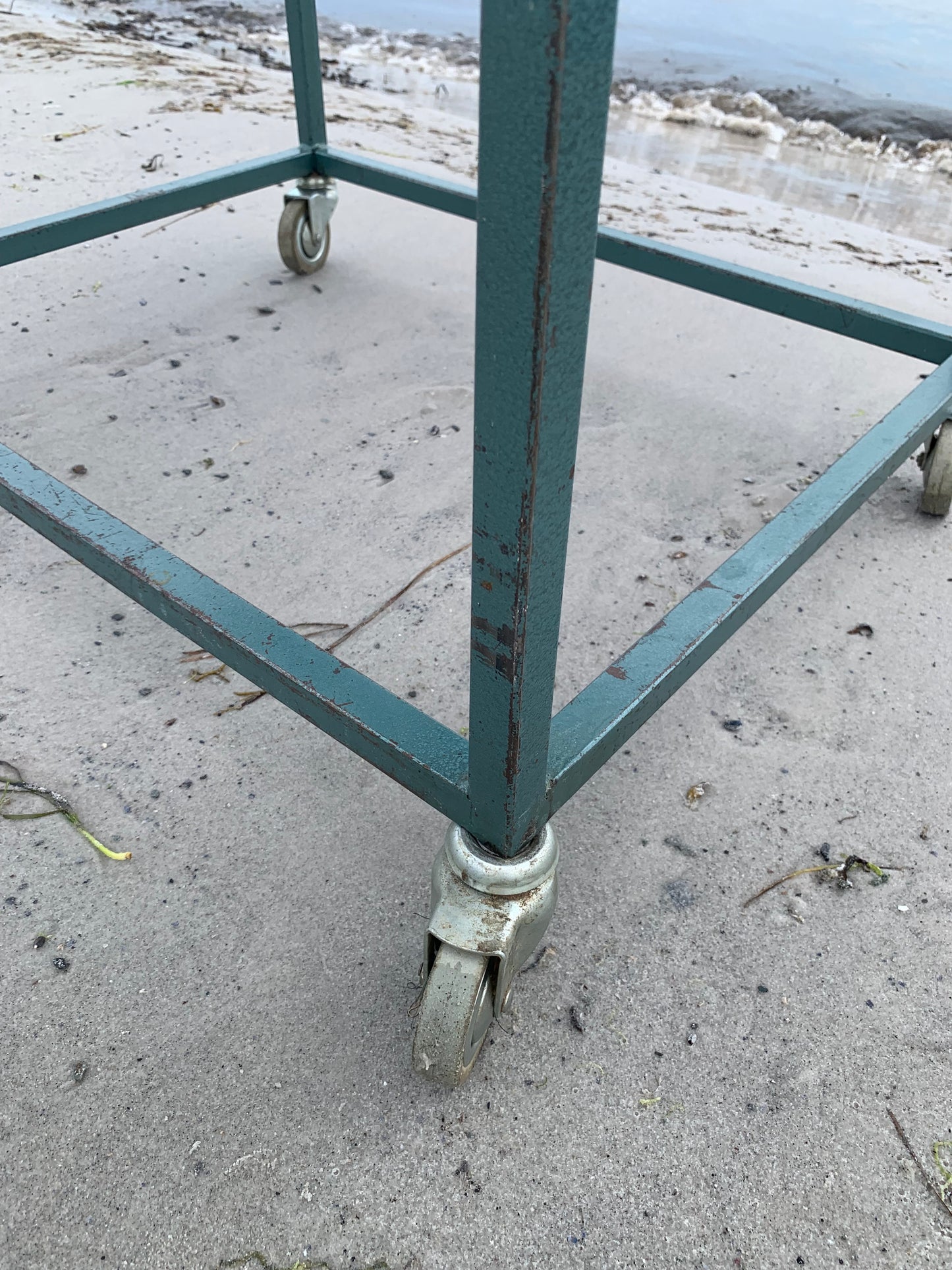 Industriellt bord med hjul