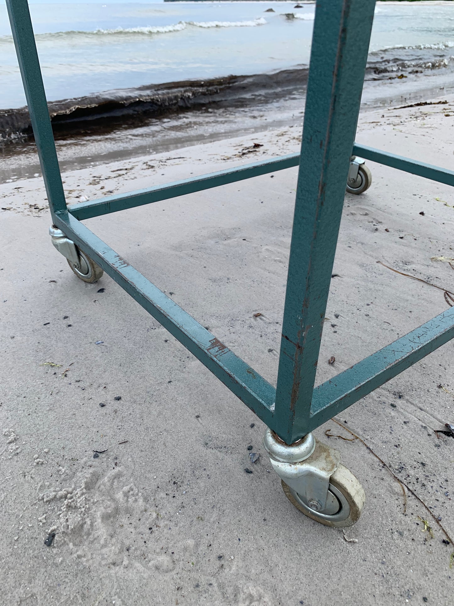 Industriellt bord med hjul