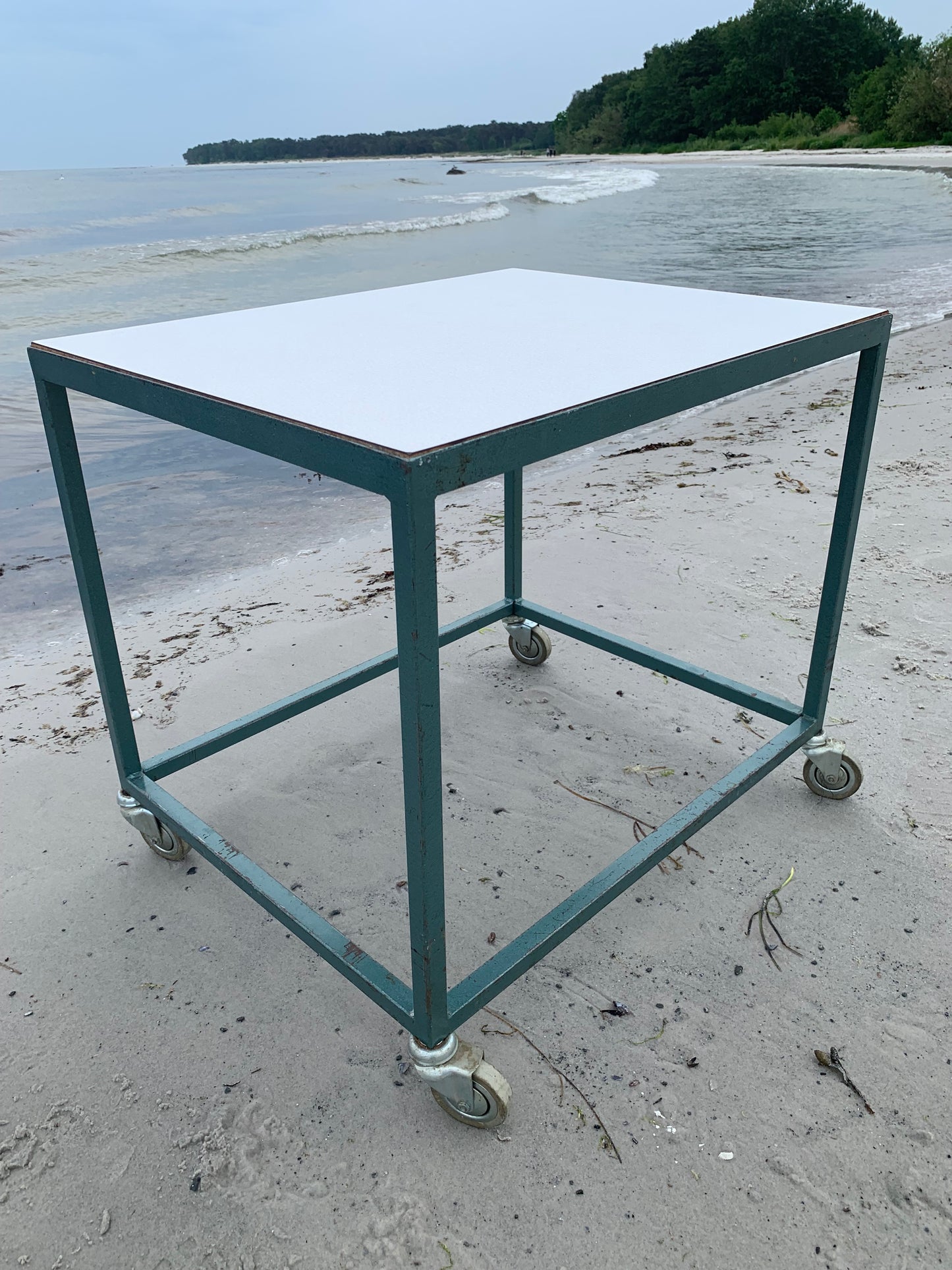 Industriellt bord med hjul