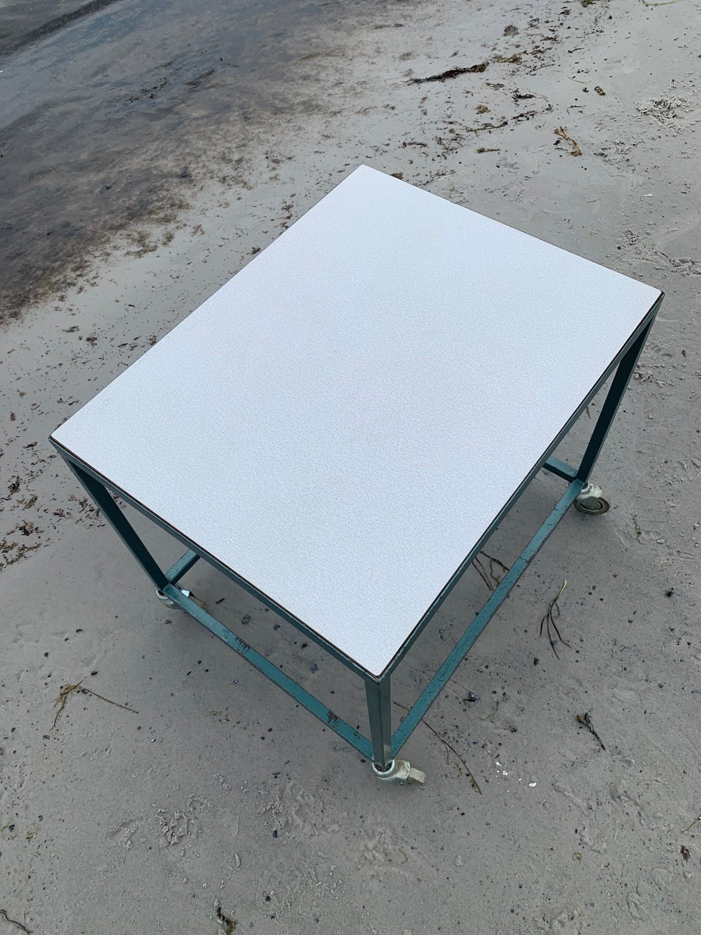 Industriellt bord med hjul