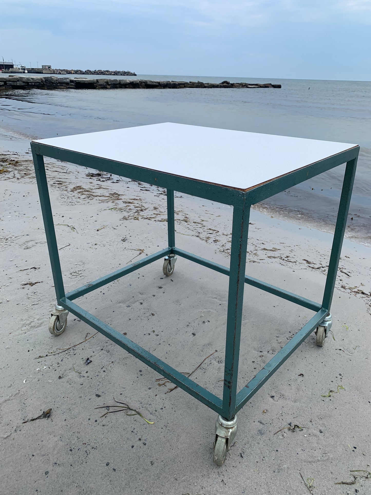 Industriellt bord med hjul