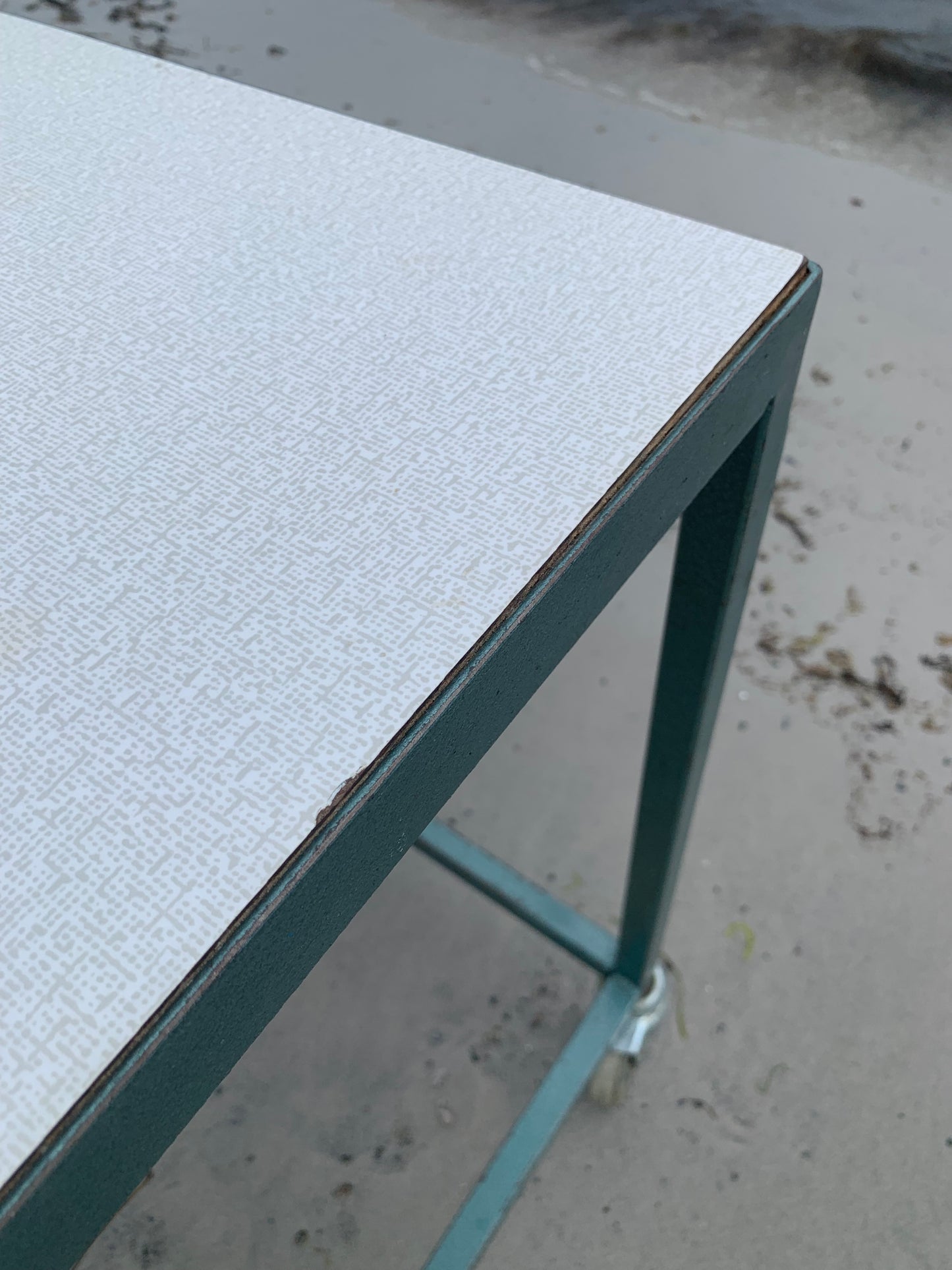 Industriellt bord med hjul