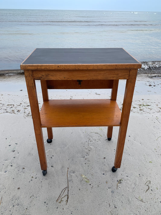 Klapbord med hjul og mange detaljer