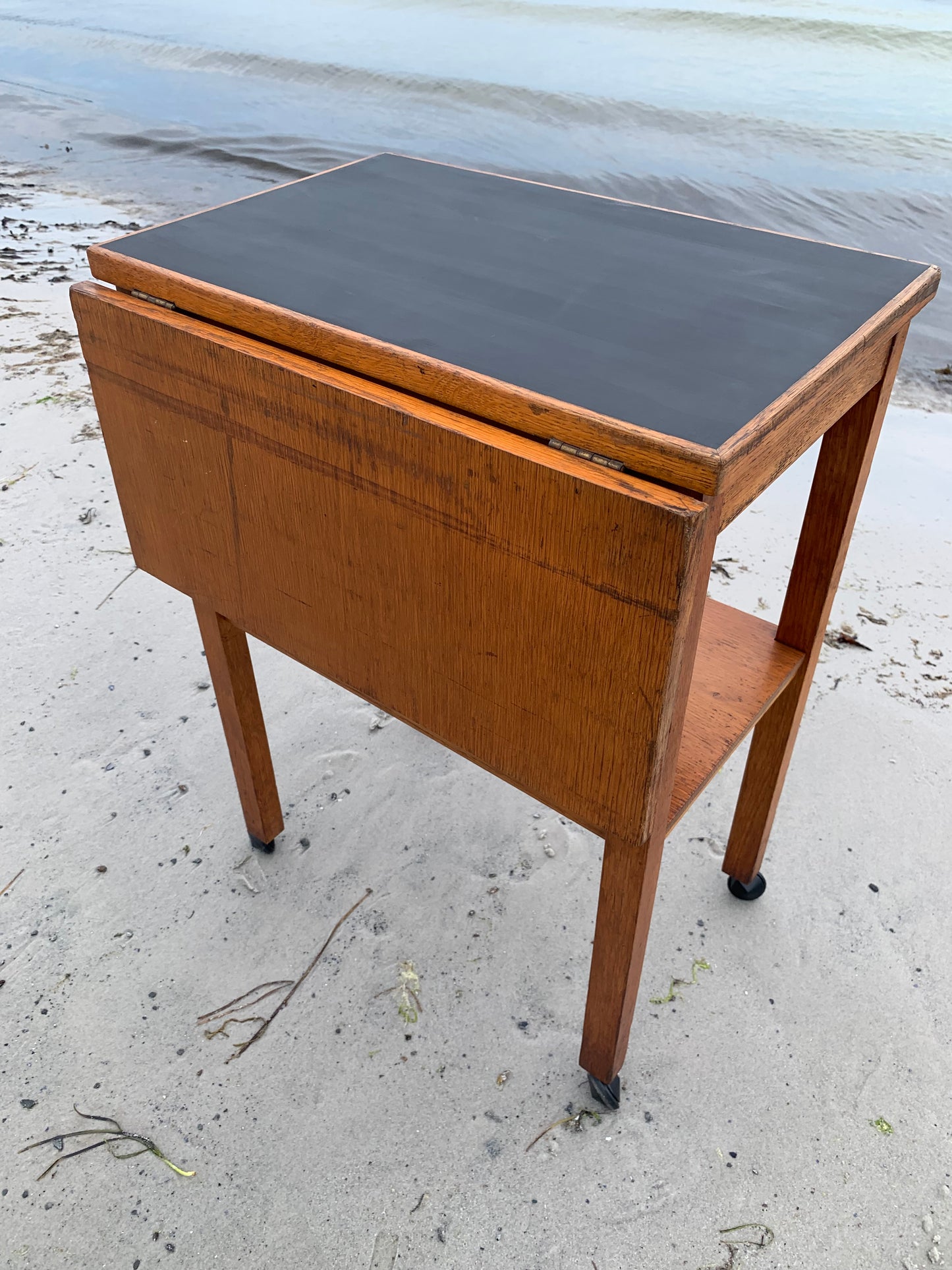 Klapbord med hjul og mange detaljer
