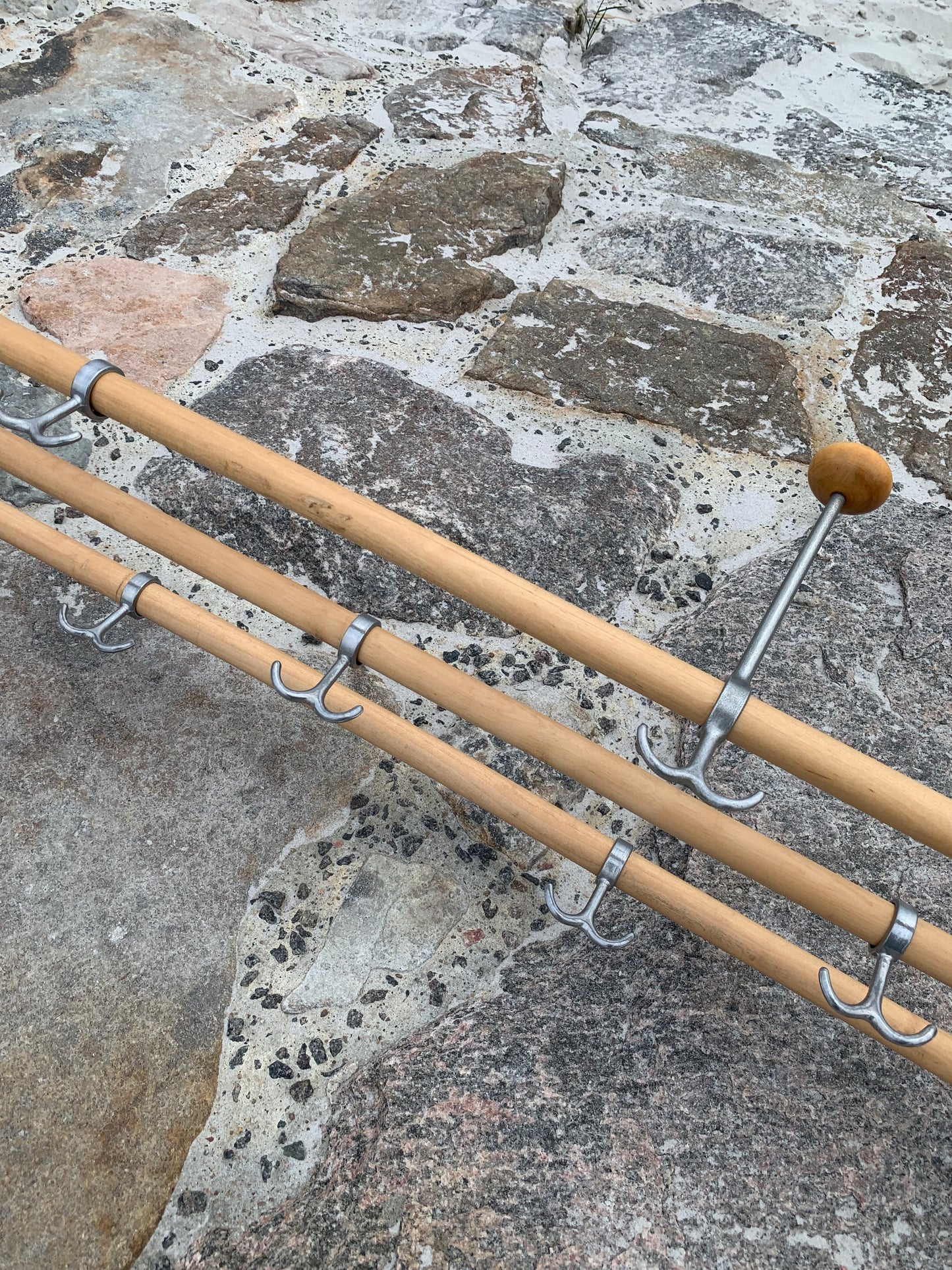 Hylla med hattkrok - Designad av Gunnar Bolin år 1937