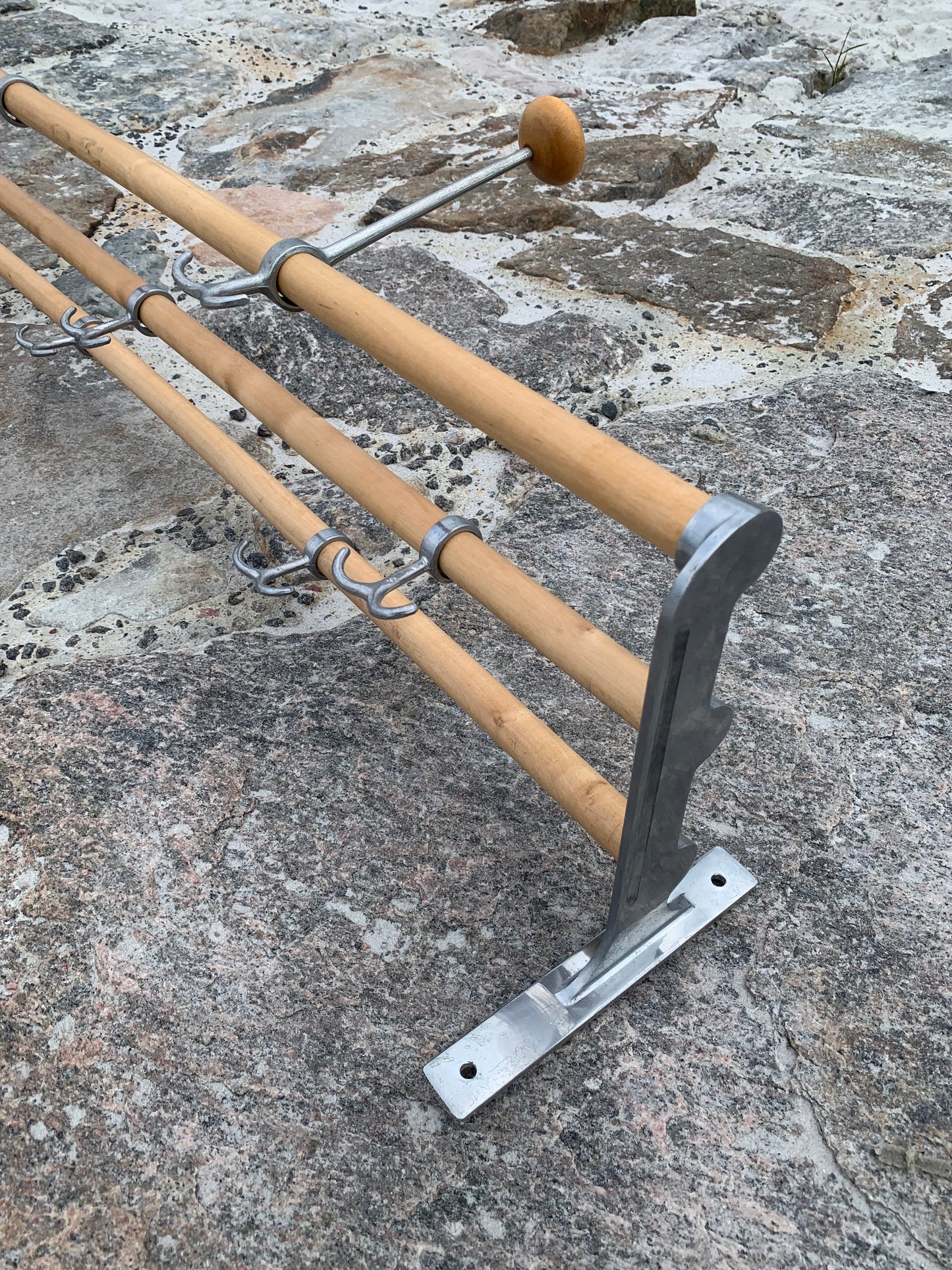 Hylla med hattkrok - Designad av Gunnar Bolin år 1937