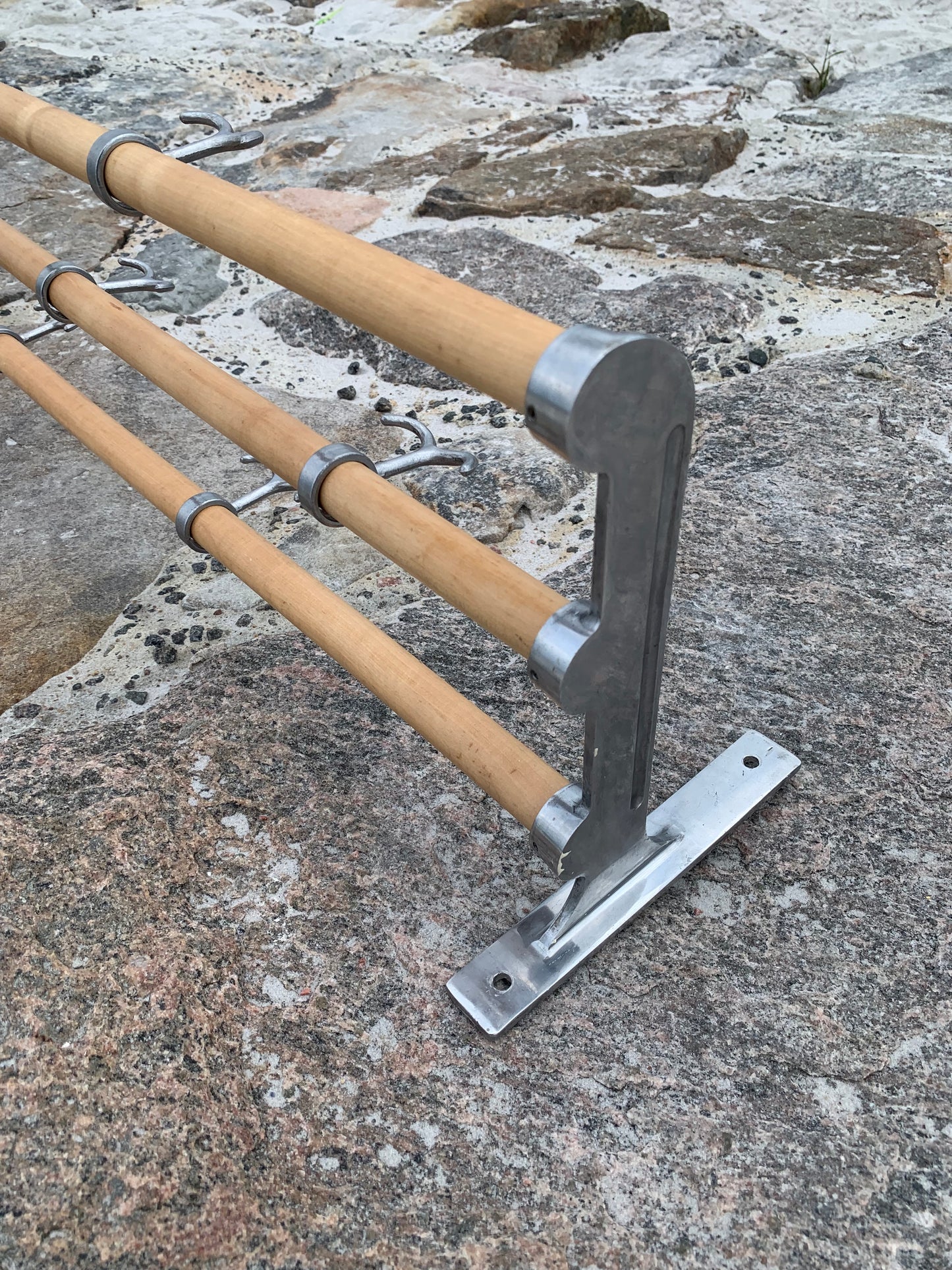 Hylla med hattkrok - Designad av Gunnar Bolin år 1937