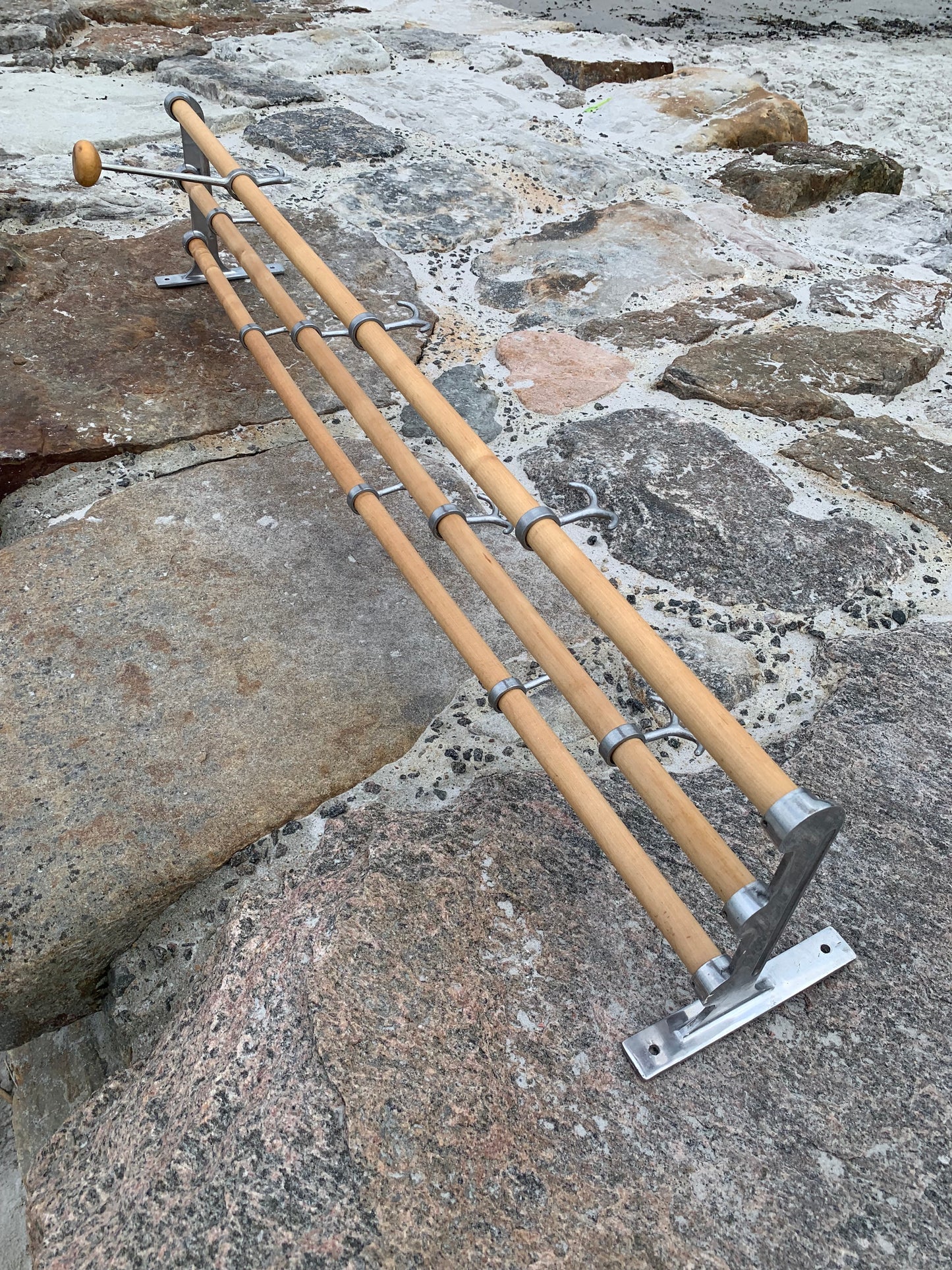 Hylla med hattkrok - Designad av Gunnar Bolin år 1937