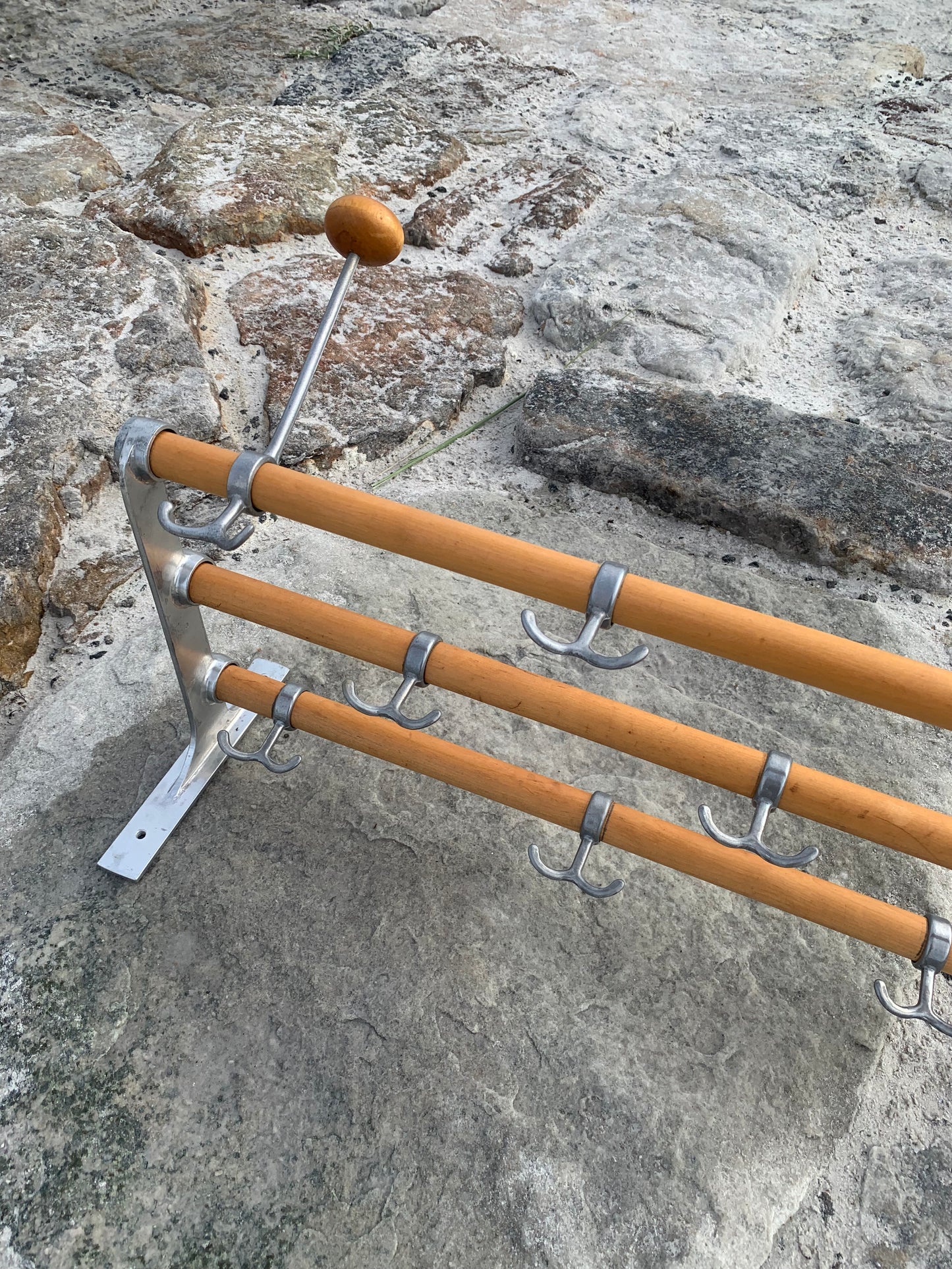 Hylla med hattkrok - Designad av Gunnar Bolin år 1937