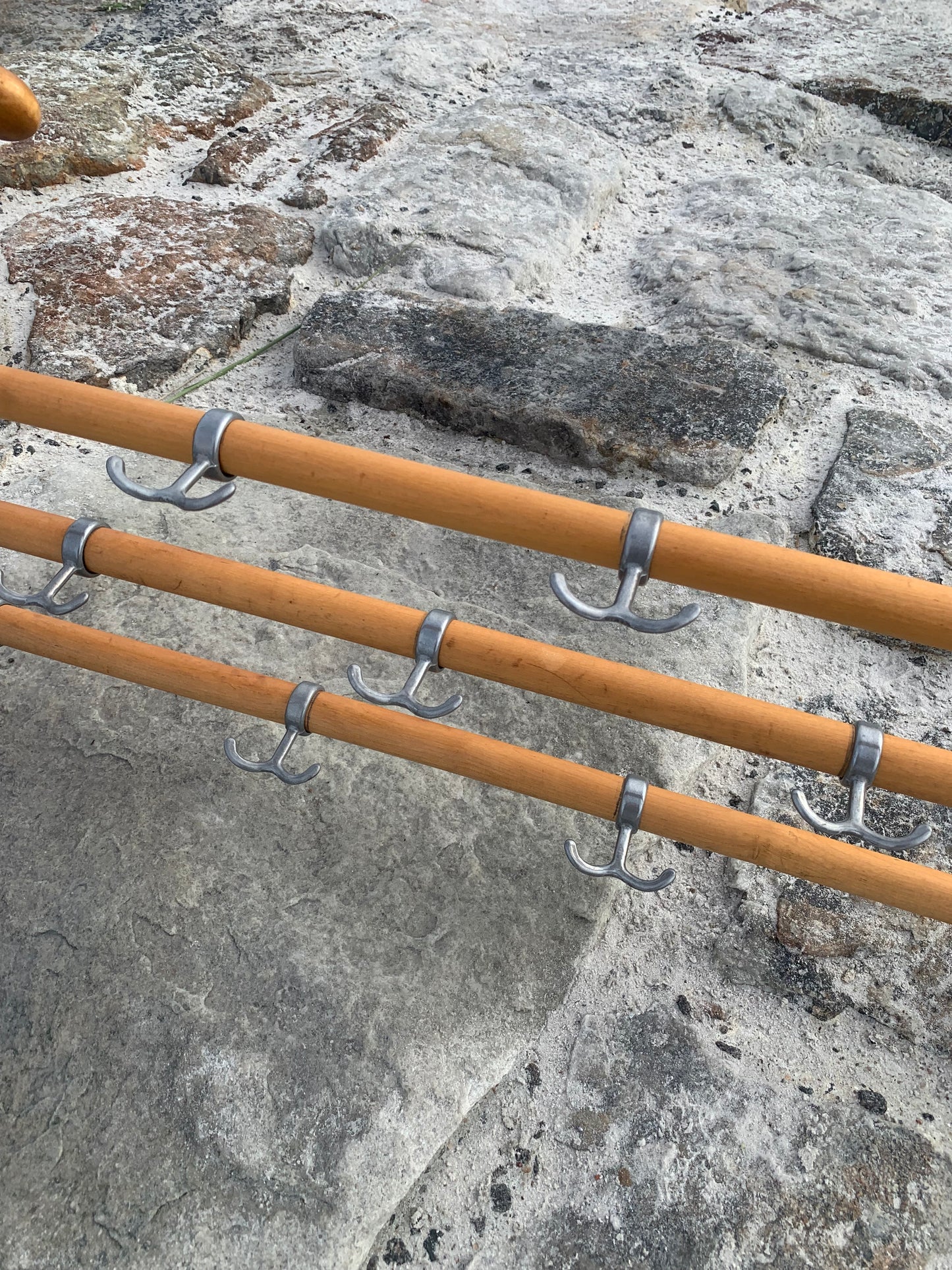 Hylla med hattkrok - Designad av Gunnar Bolin år 1937