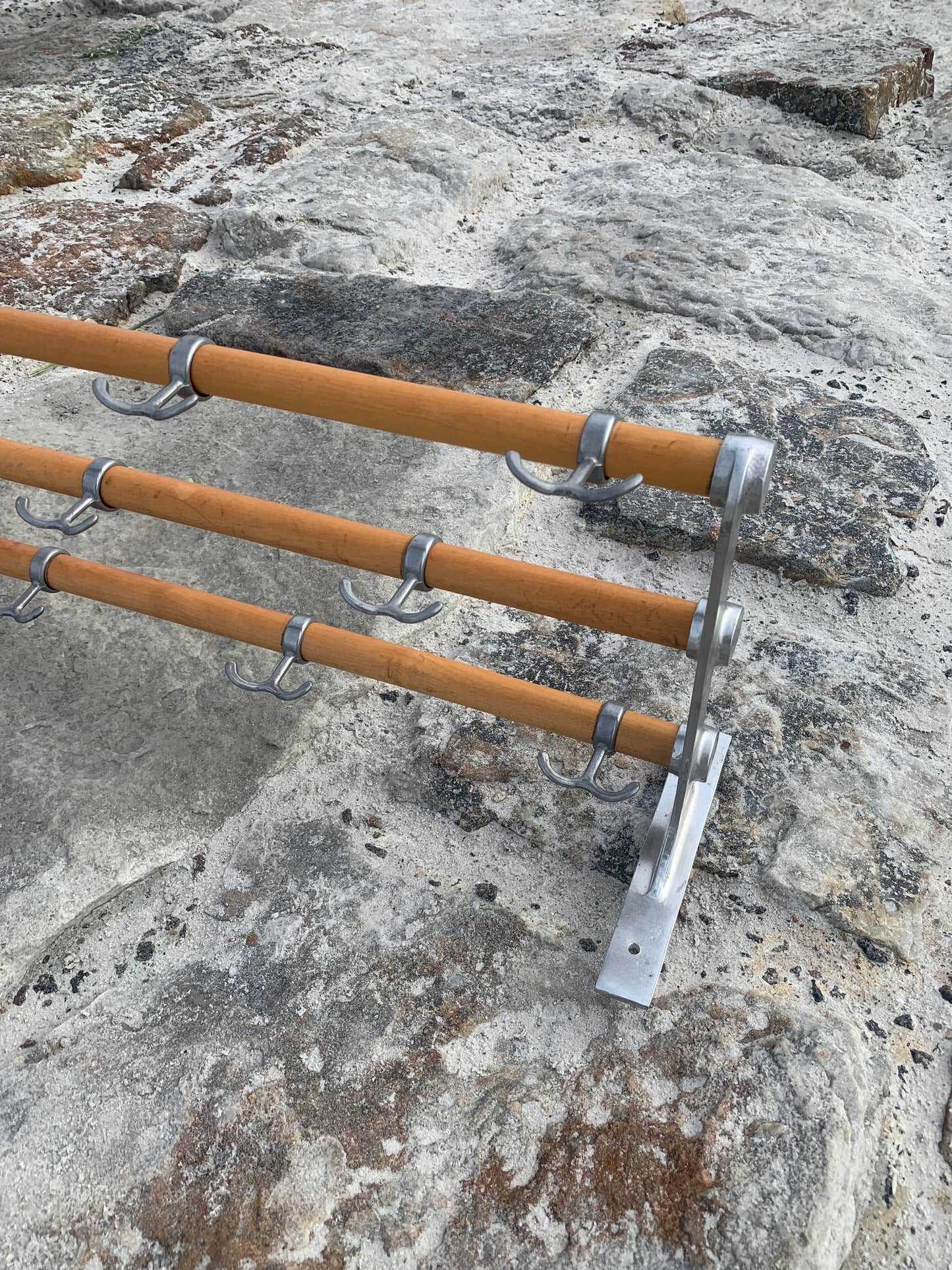 Hylla med hattkrok - Designad av Gunnar Bolin år 1937