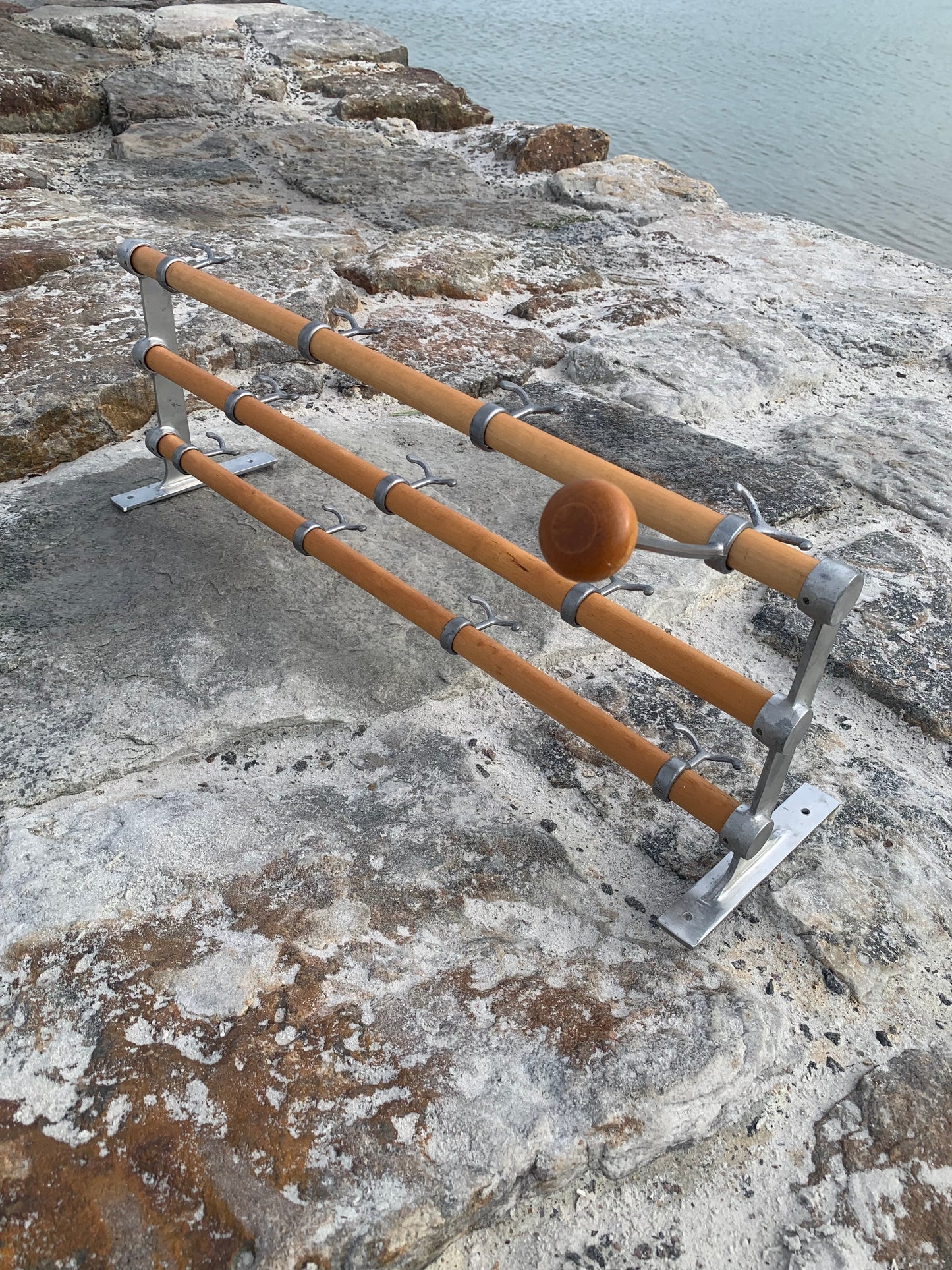 Hylla med hattkrok - Designad av Gunnar Bolin år 1937