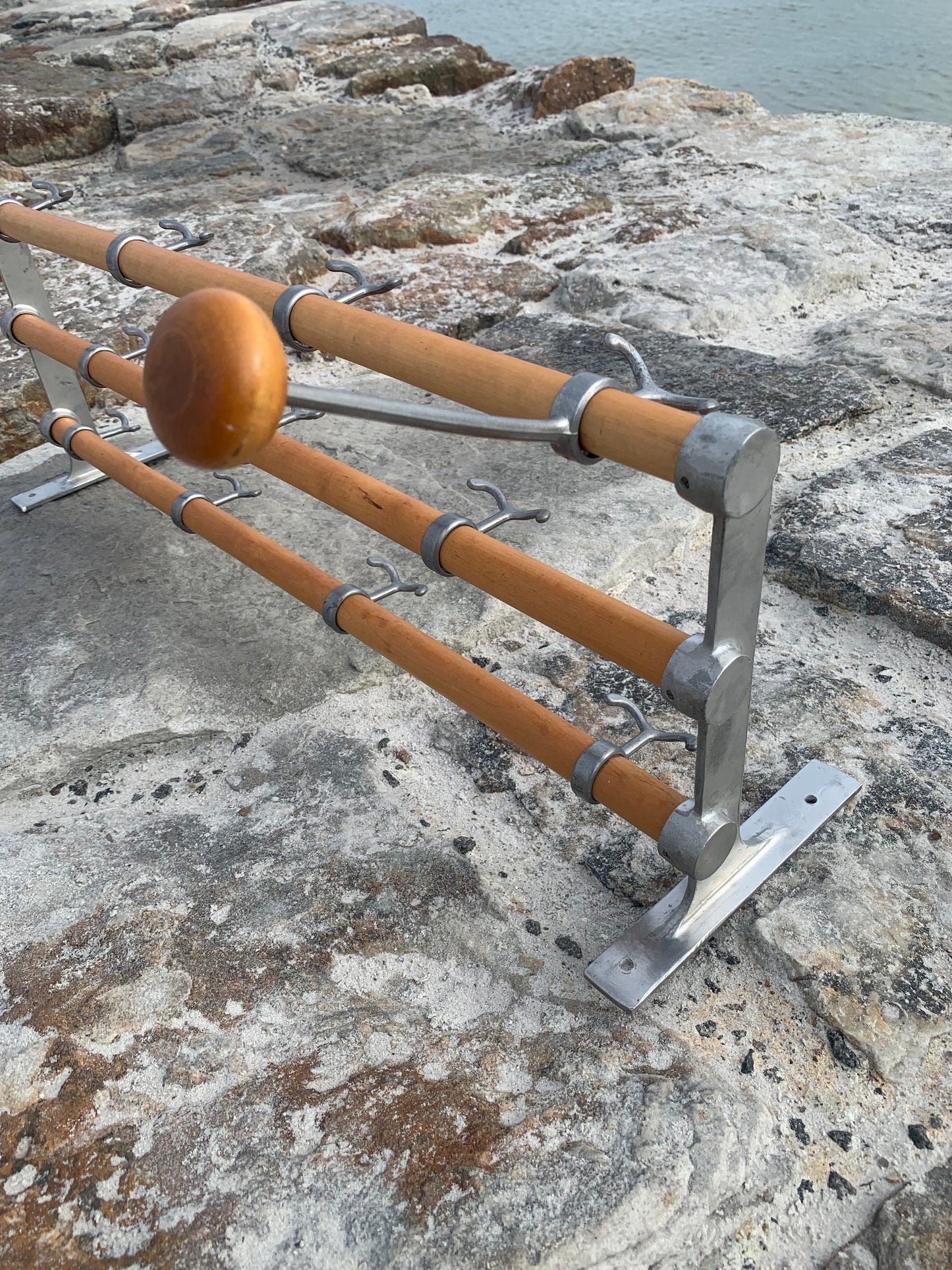 Hylla med hattkrok - Designad av Gunnar Bolin år 1937