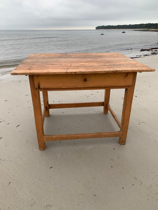 Gammalt träbord med låda
