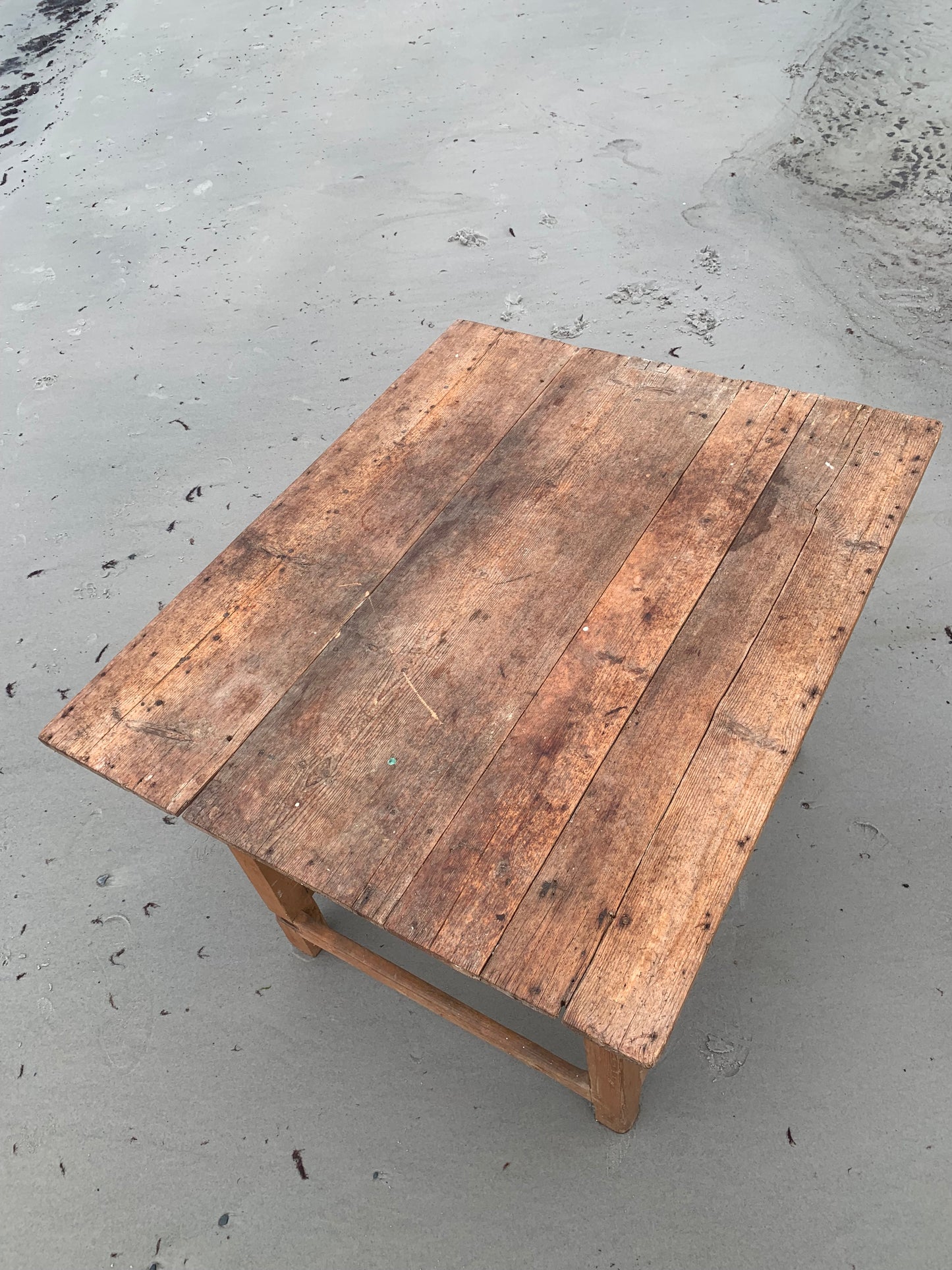 Gammalt träbord med låda