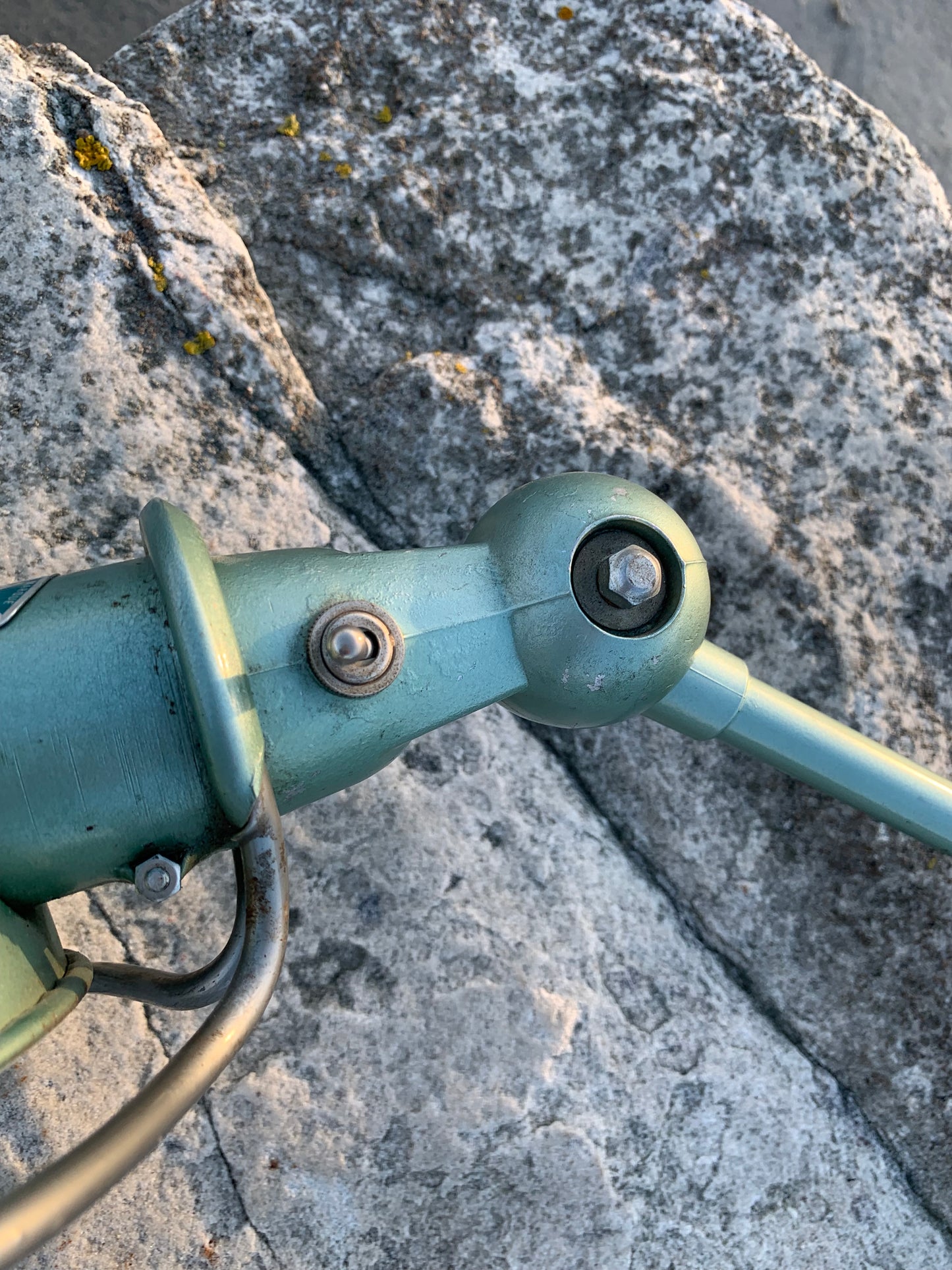 Jieldé med 2 armar och bordsbeslag - Grön