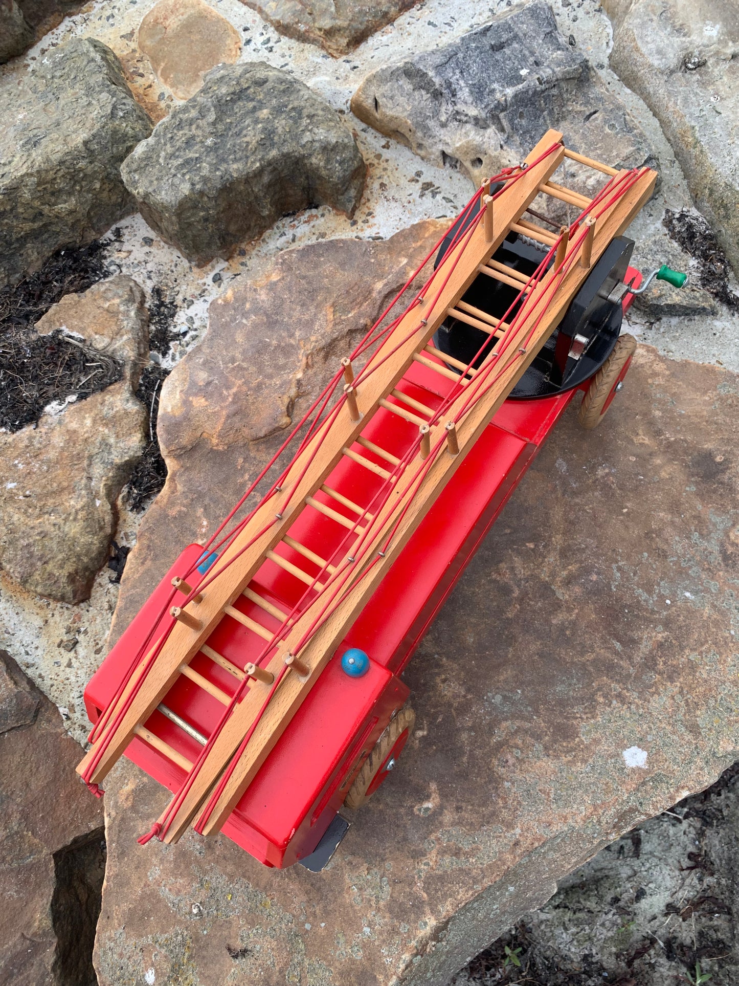Vacker och stor gammal röd BRIO brandbil med stege