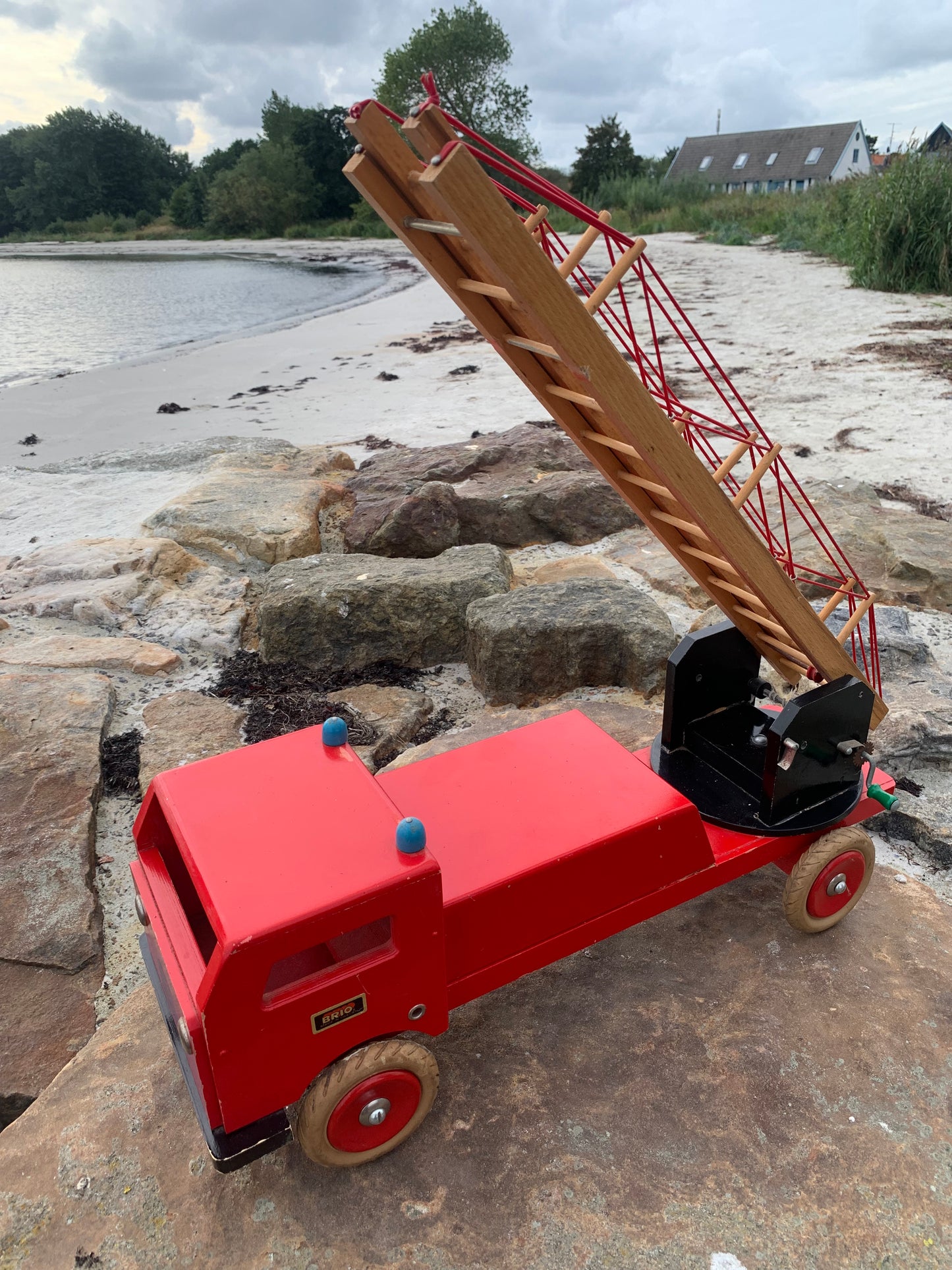 Vacker och stor gammal röd BRIO brandbil med stege