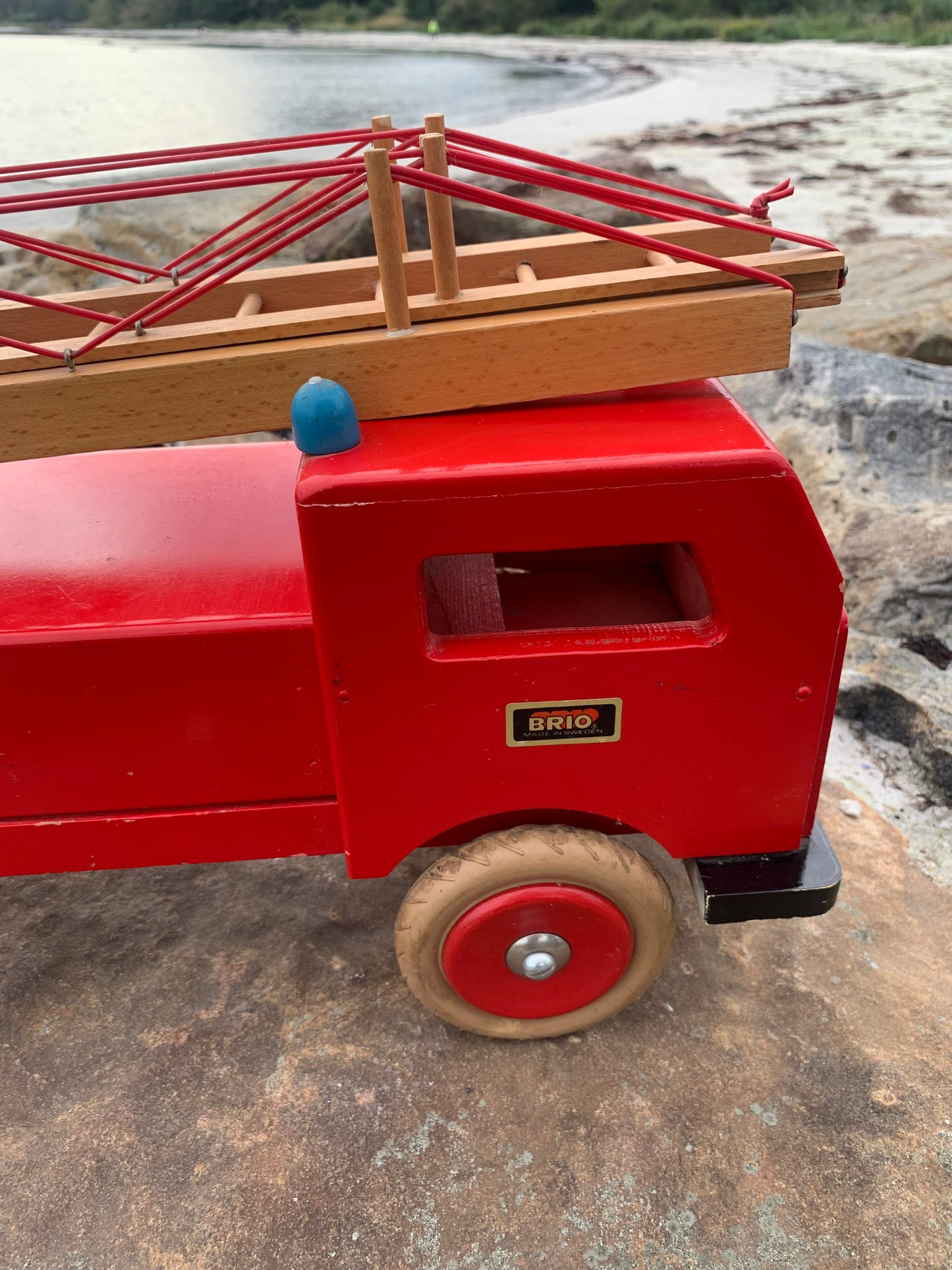 Vacker och stor gammal röd BRIO brandbil med stege