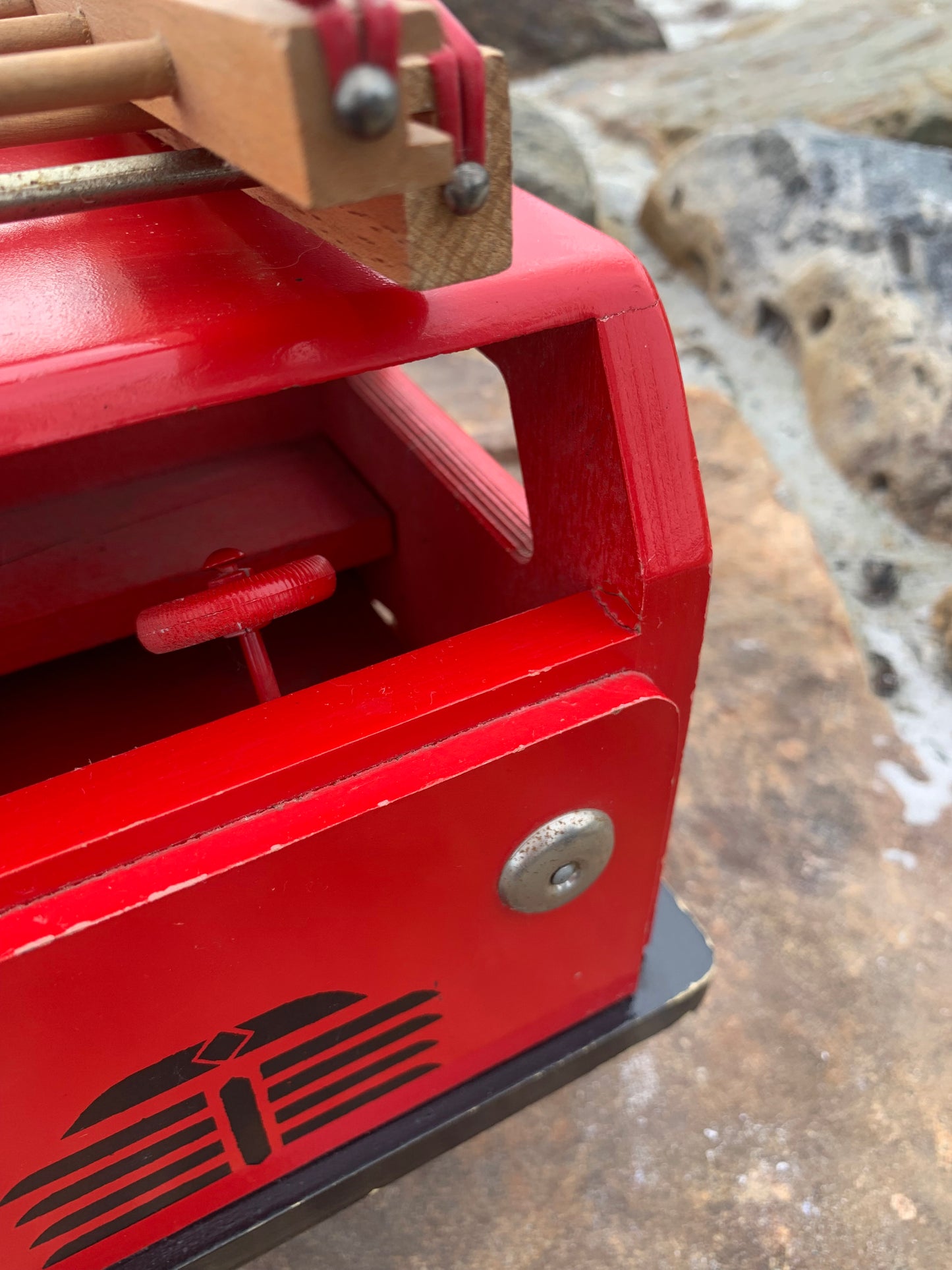 Vacker och stor gammal röd BRIO brandbil med stege