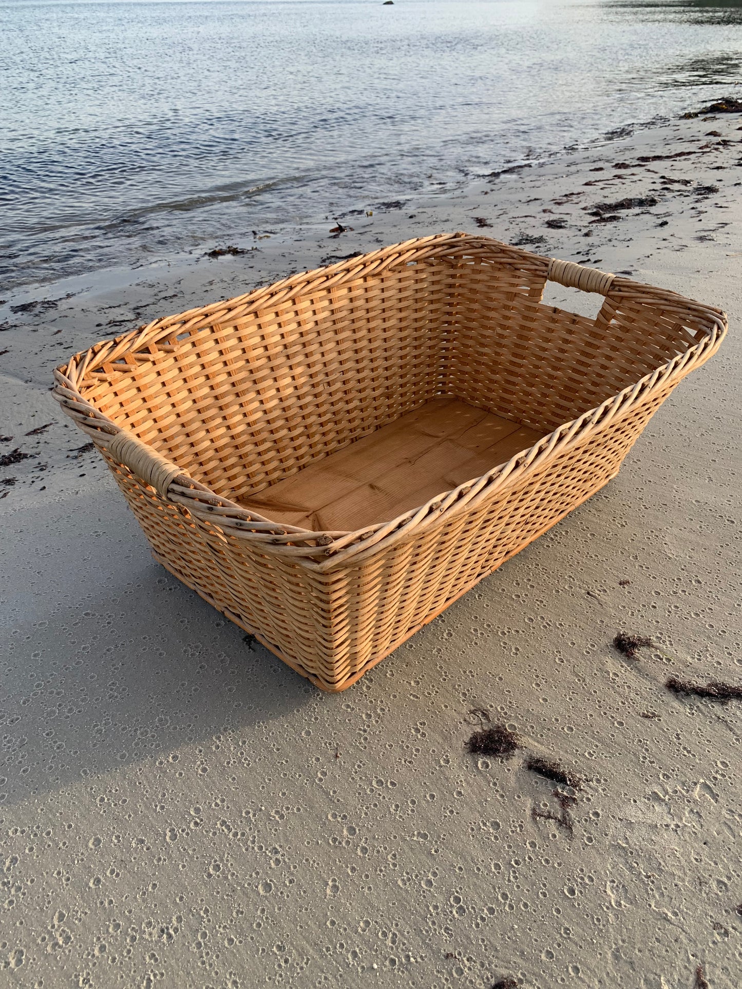 Linnekorg med träbotten