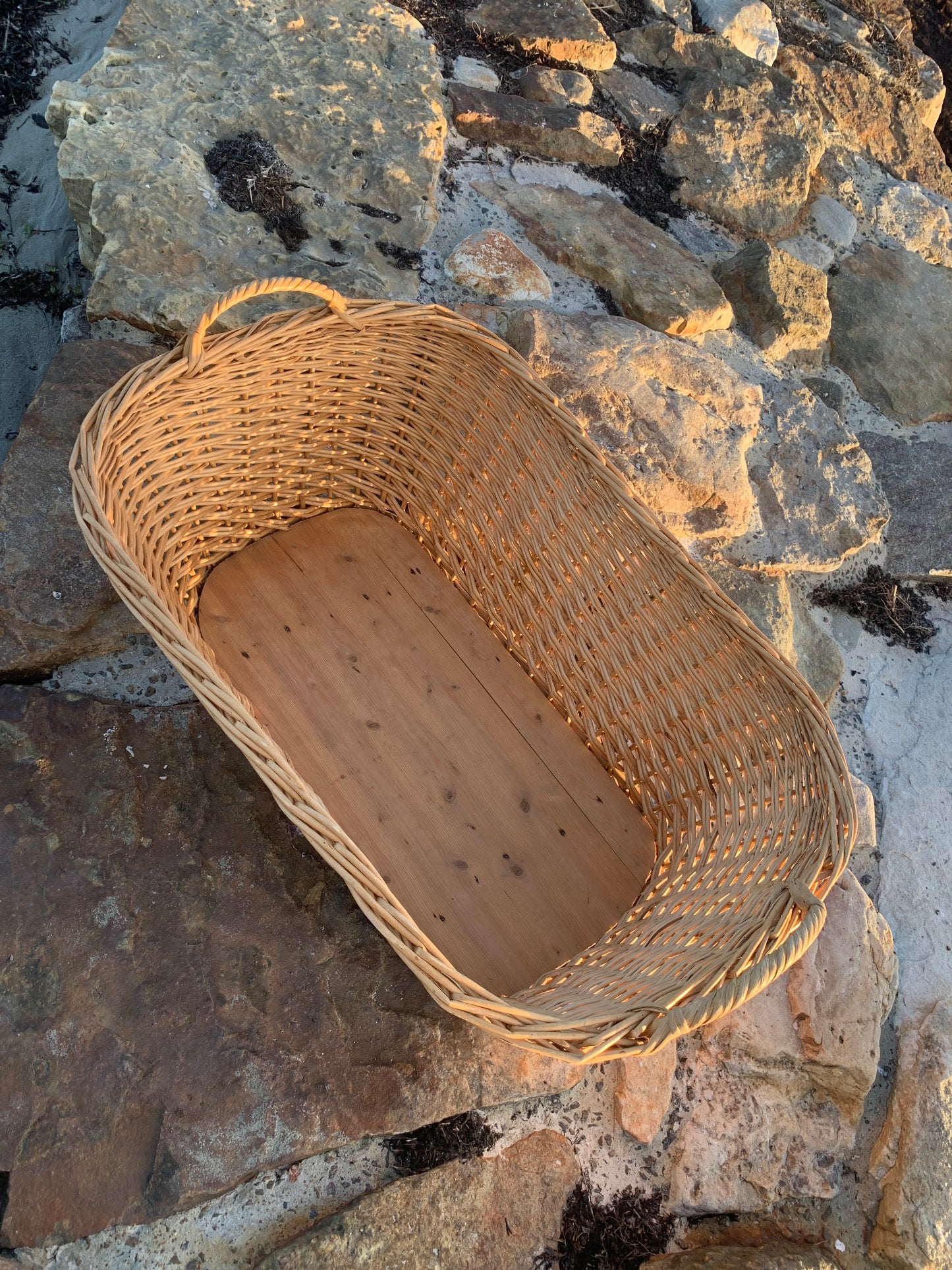 Linnekorg med träbotten