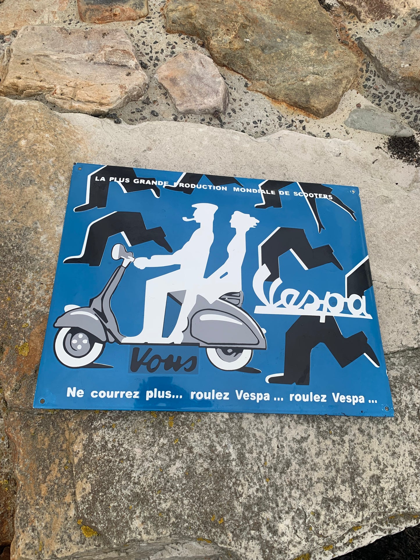 Vespa emaljskylt (kupad)