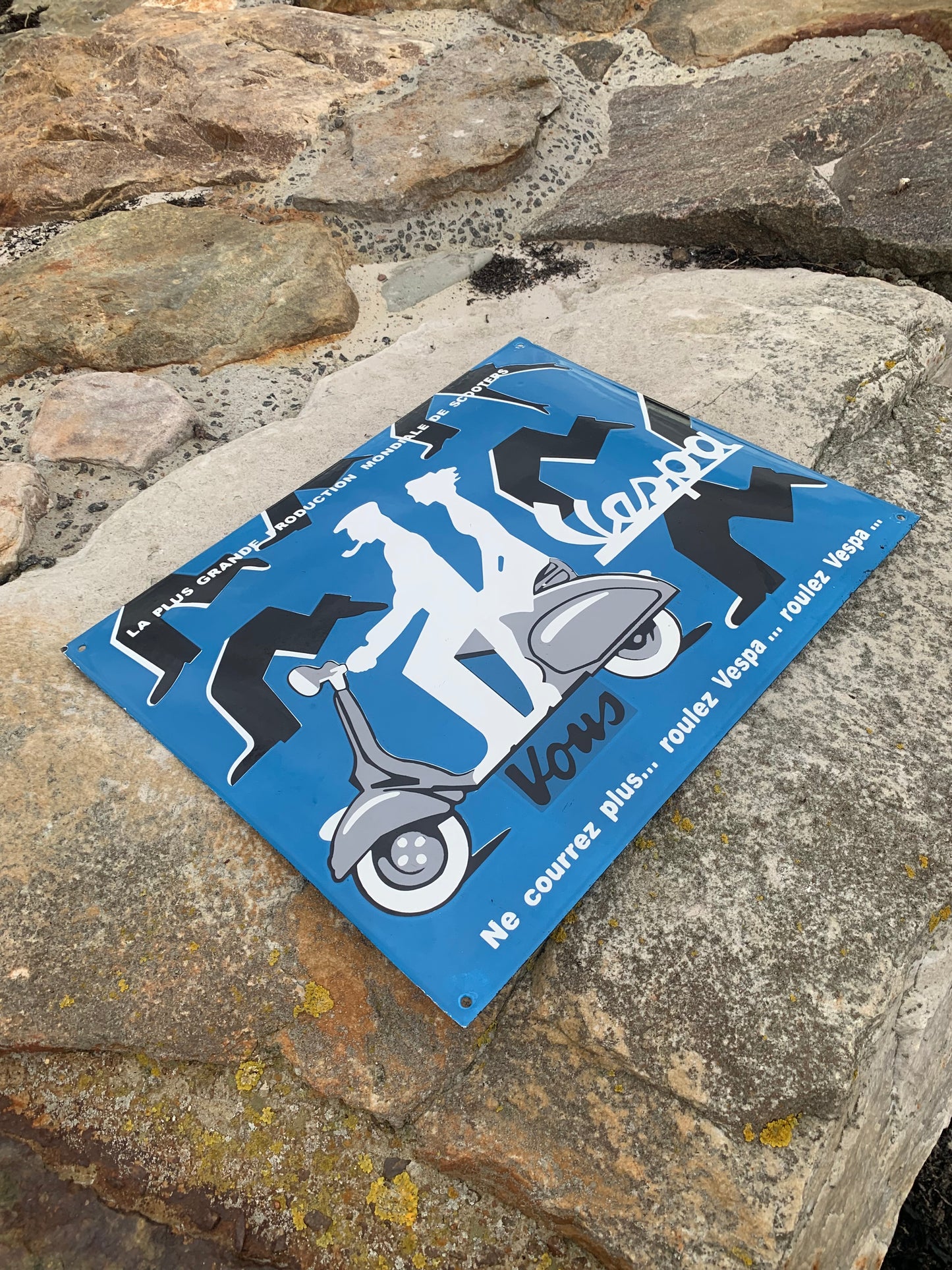 Vespa emaljskylt (kupad)