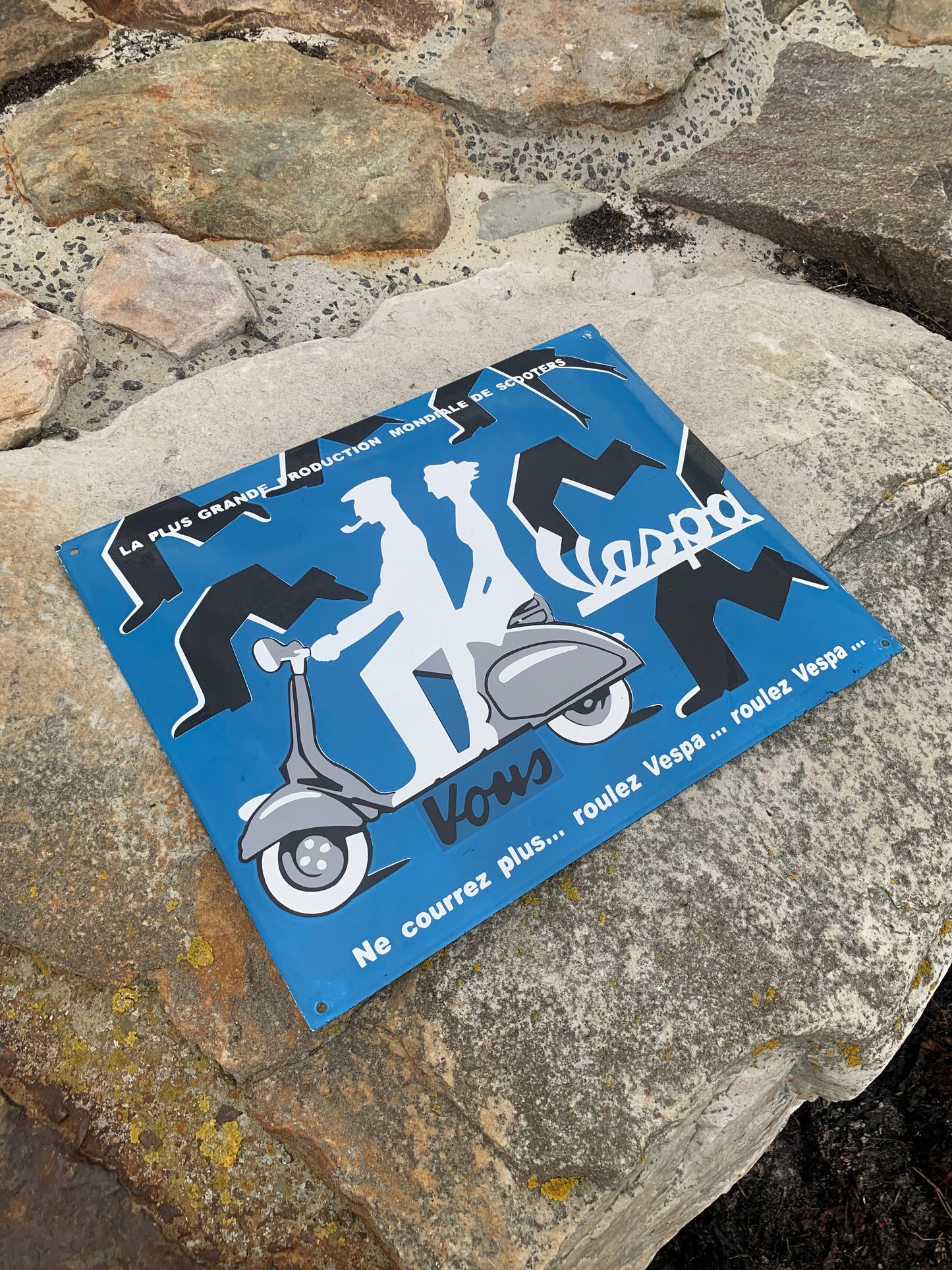 Vespa emaljskylt (kupad)