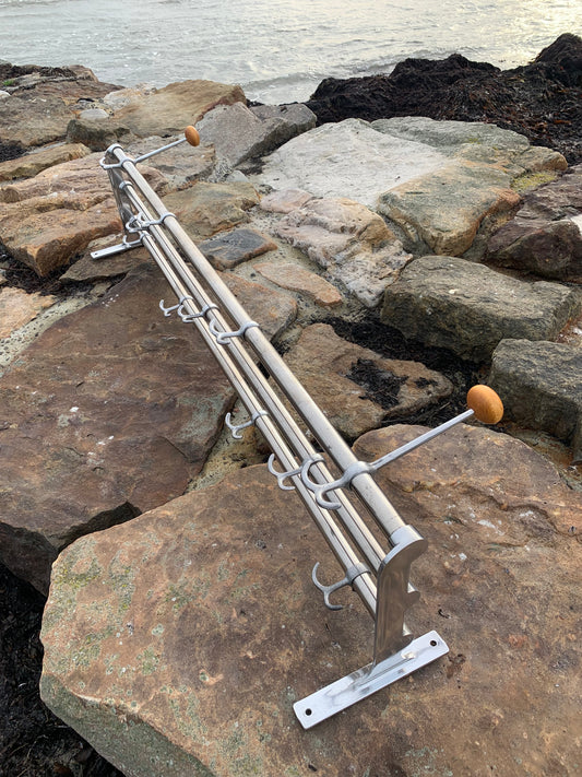 Hylla med 2 hattkrokar - Designad av Gunnar Bolin år 1937