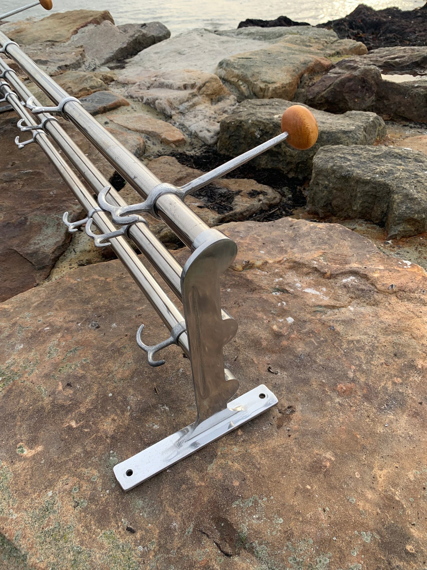 Hylla med 2 hattkrokar - Designad av Gunnar Bolin år 1937