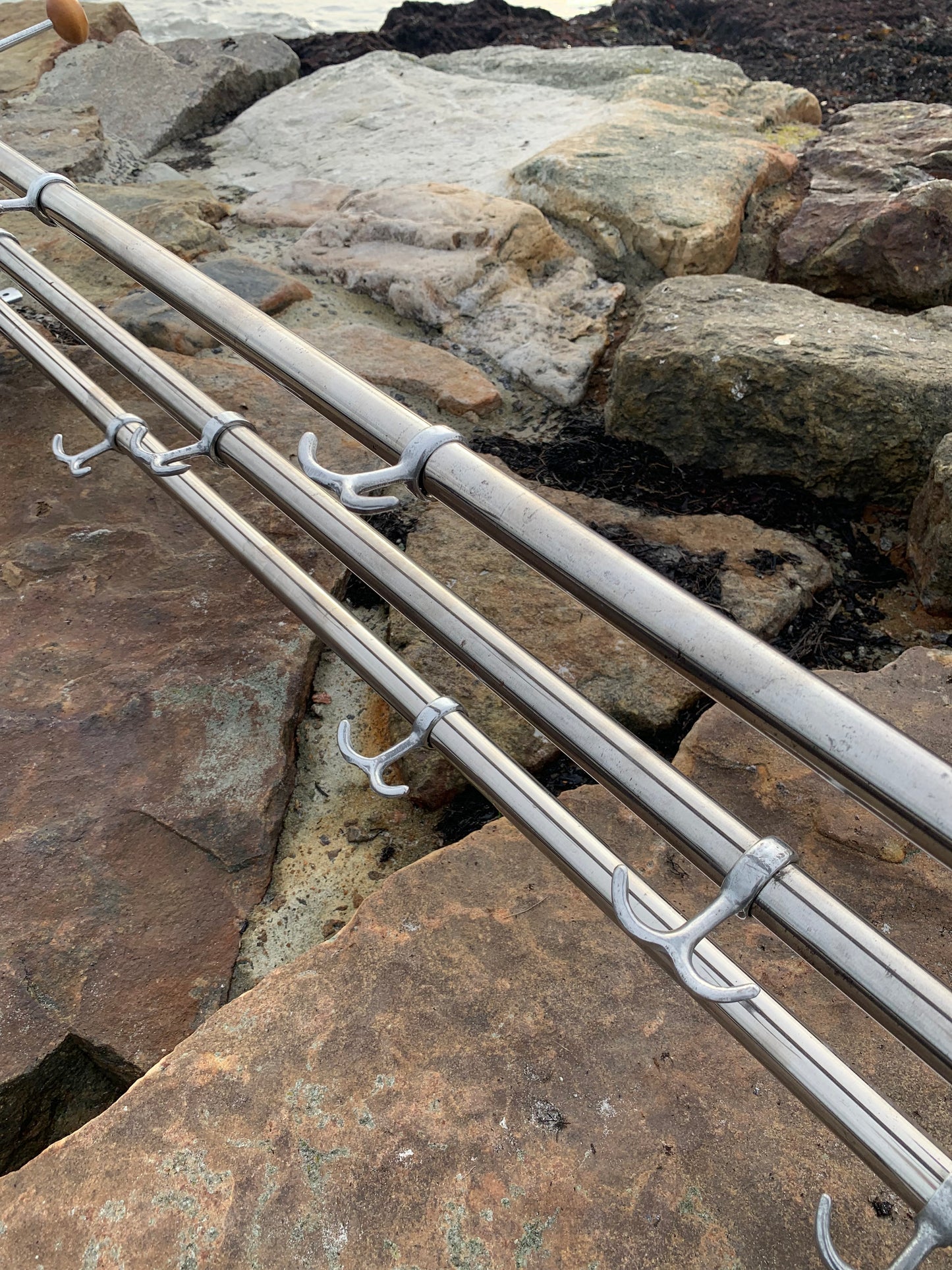 Hylla med 2 hattkrokar - Designad av Gunnar Bolin år 1937