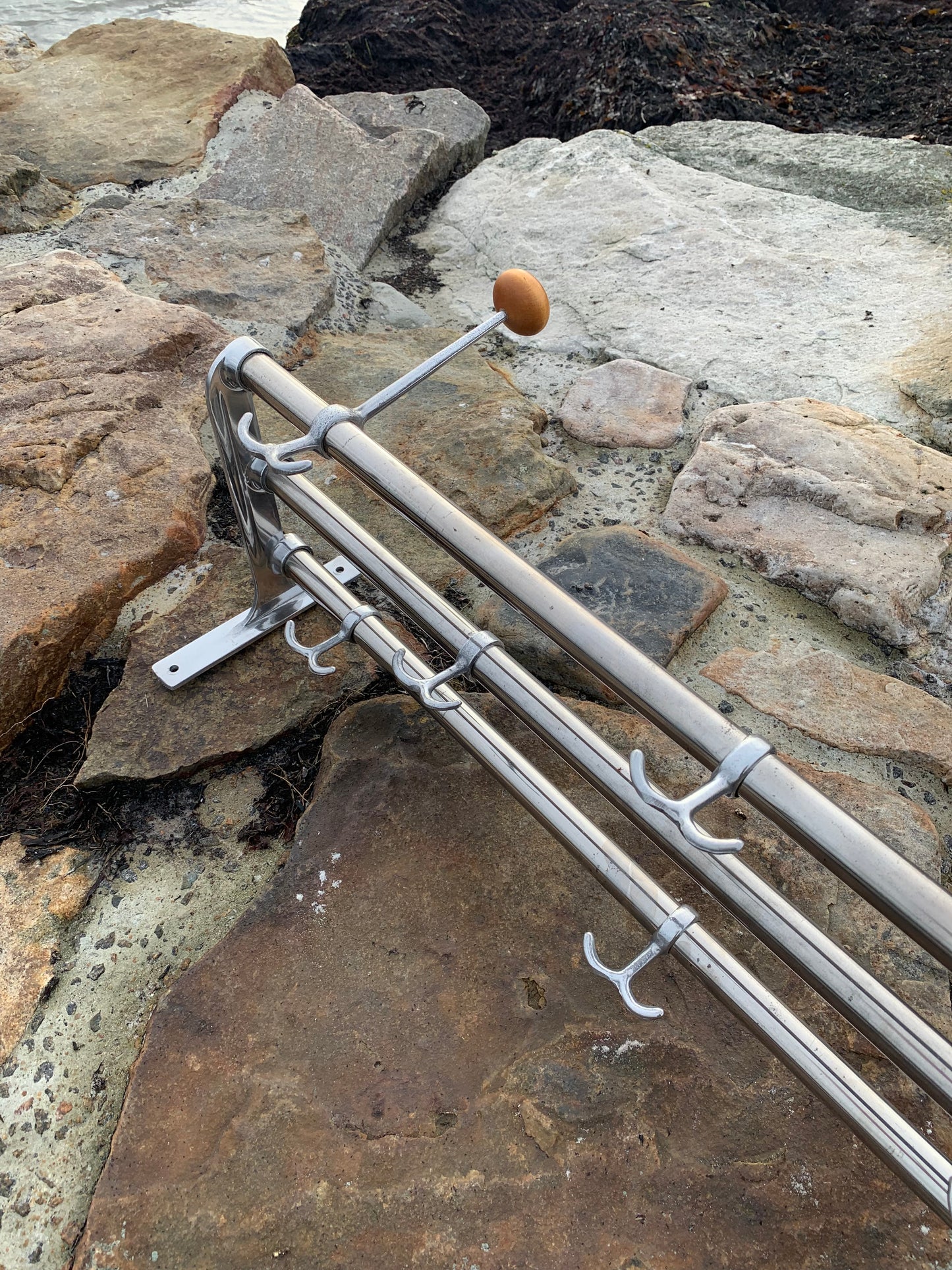 Hylla med 2 hattkrokar - Designad av Gunnar Bolin år 1937