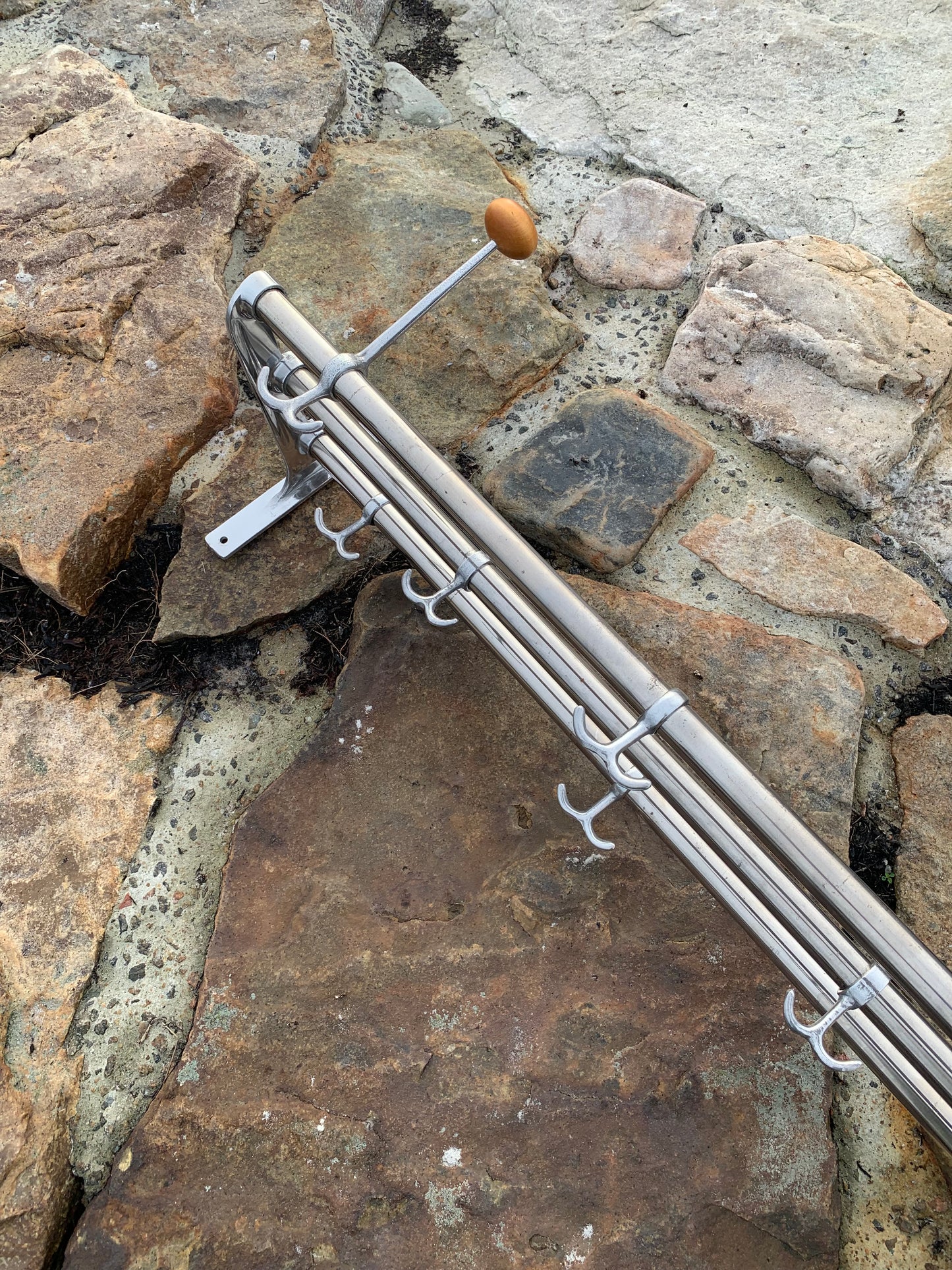 Hylla med 2 hattkrokar - Designad av Gunnar Bolin år 1937