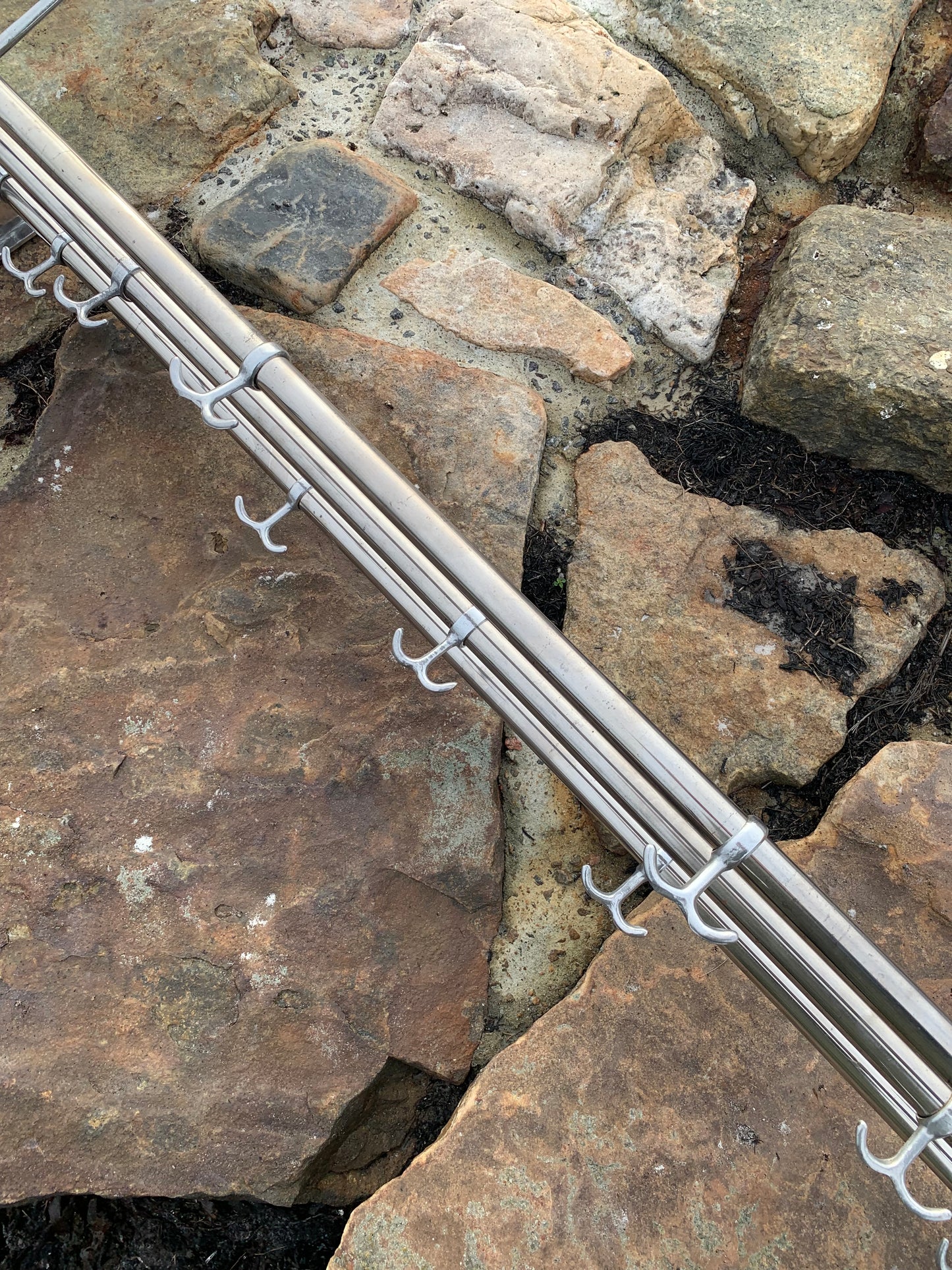 Hylla med 2 hattkrokar - Designad av Gunnar Bolin år 1937