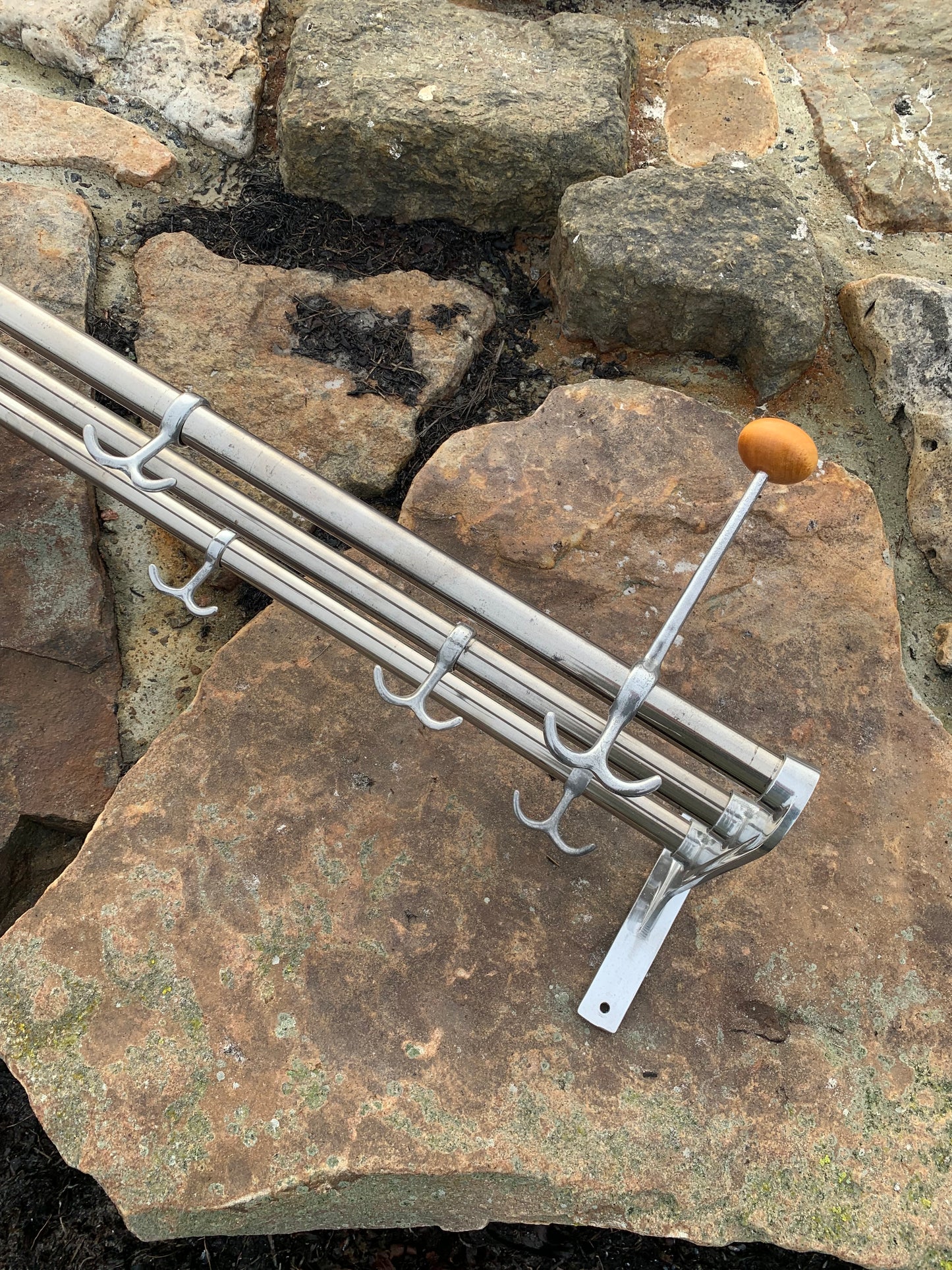 Hylla med 2 hattkrokar - Designad av Gunnar Bolin år 1937