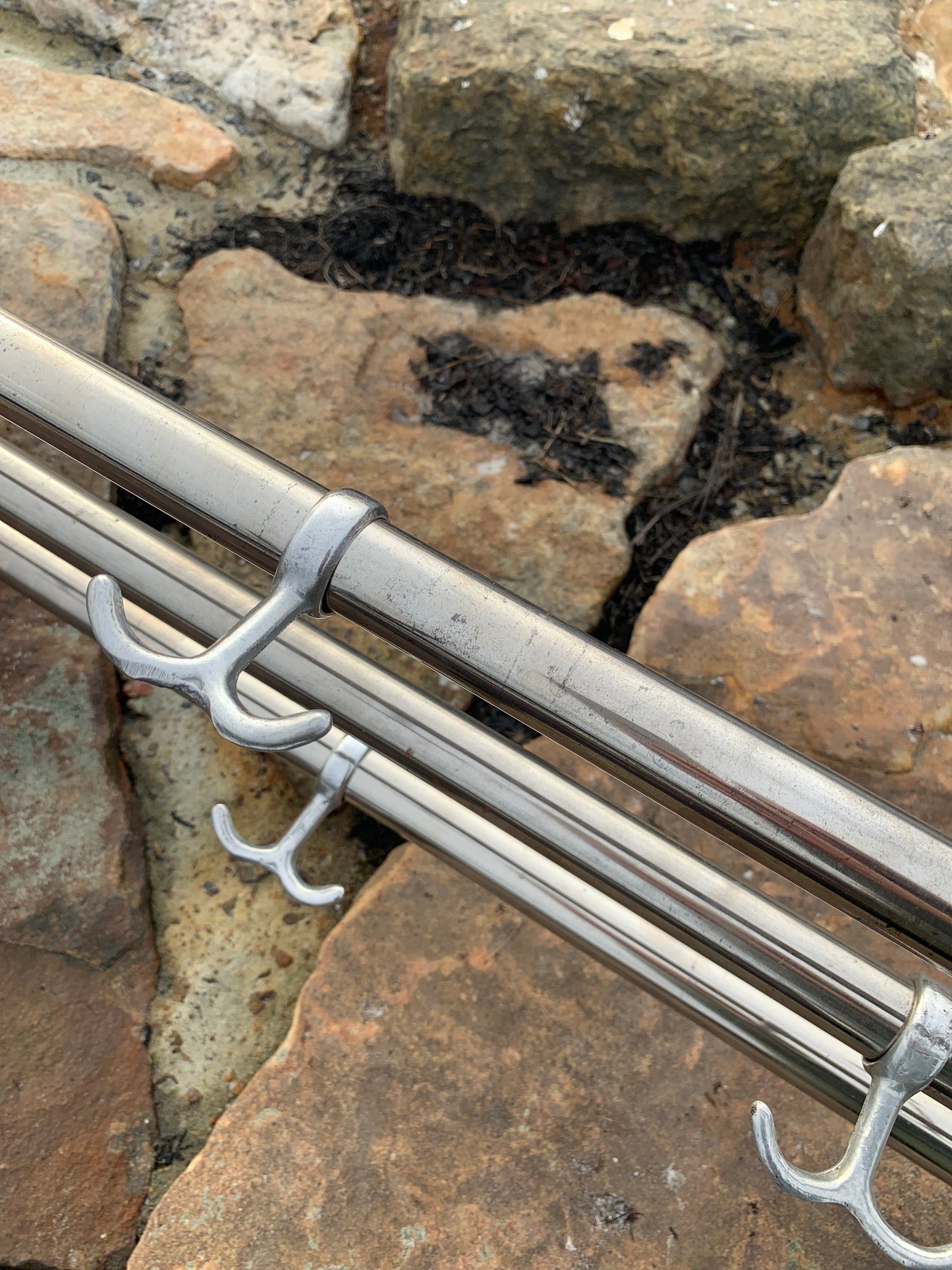 Hylla med 2 hattkrokar - Designad av Gunnar Bolin år 1937