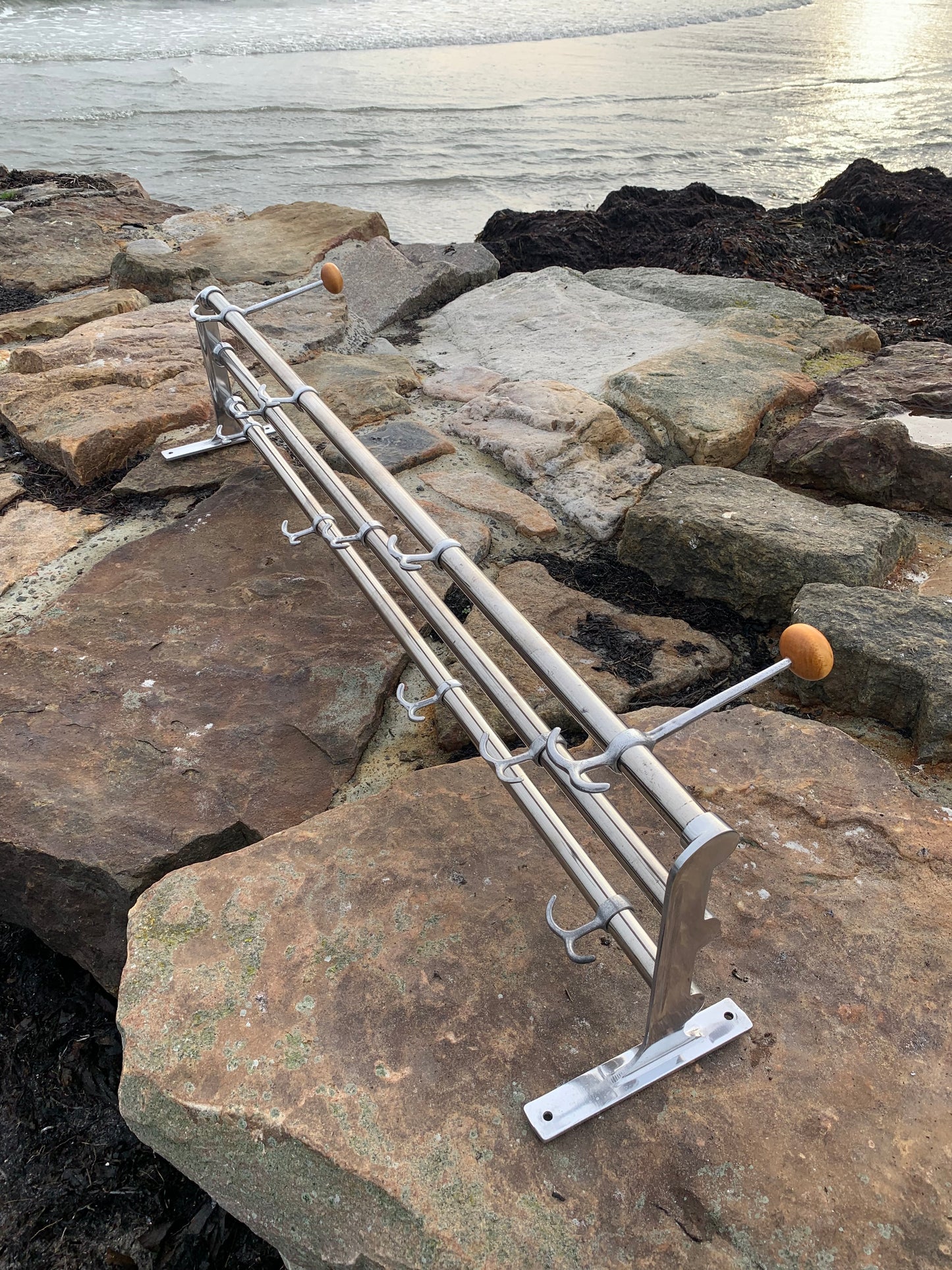 Hylla med 2 hattkrokar - Designad av Gunnar Bolin år 1937