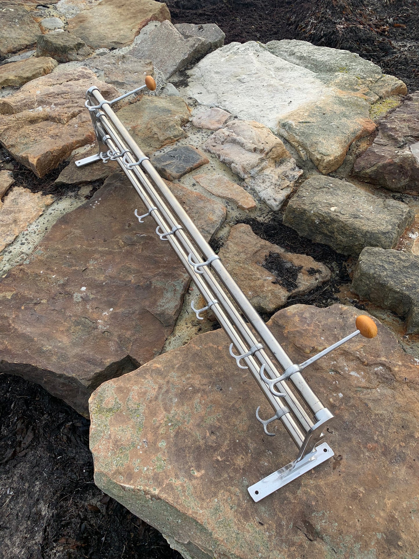 Hylla med 2 hattkrokar - Designad av Gunnar Bolin år 1937