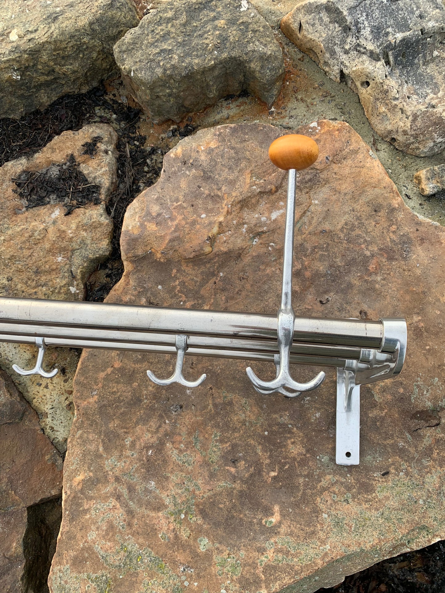 Hylla med 2 hattkrokar - Designad av Gunnar Bolin år 1937