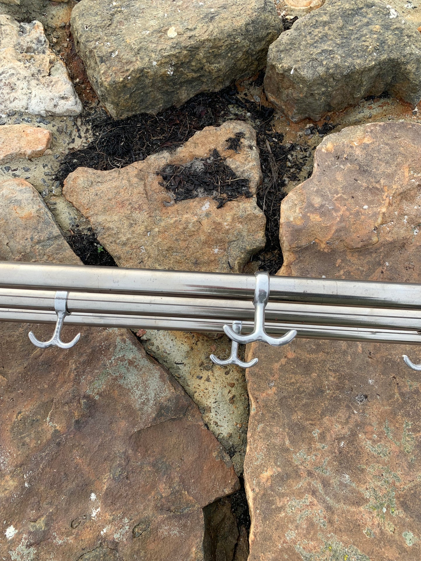 Hylla med 2 hattkrokar - Designad av Gunnar Bolin år 1937